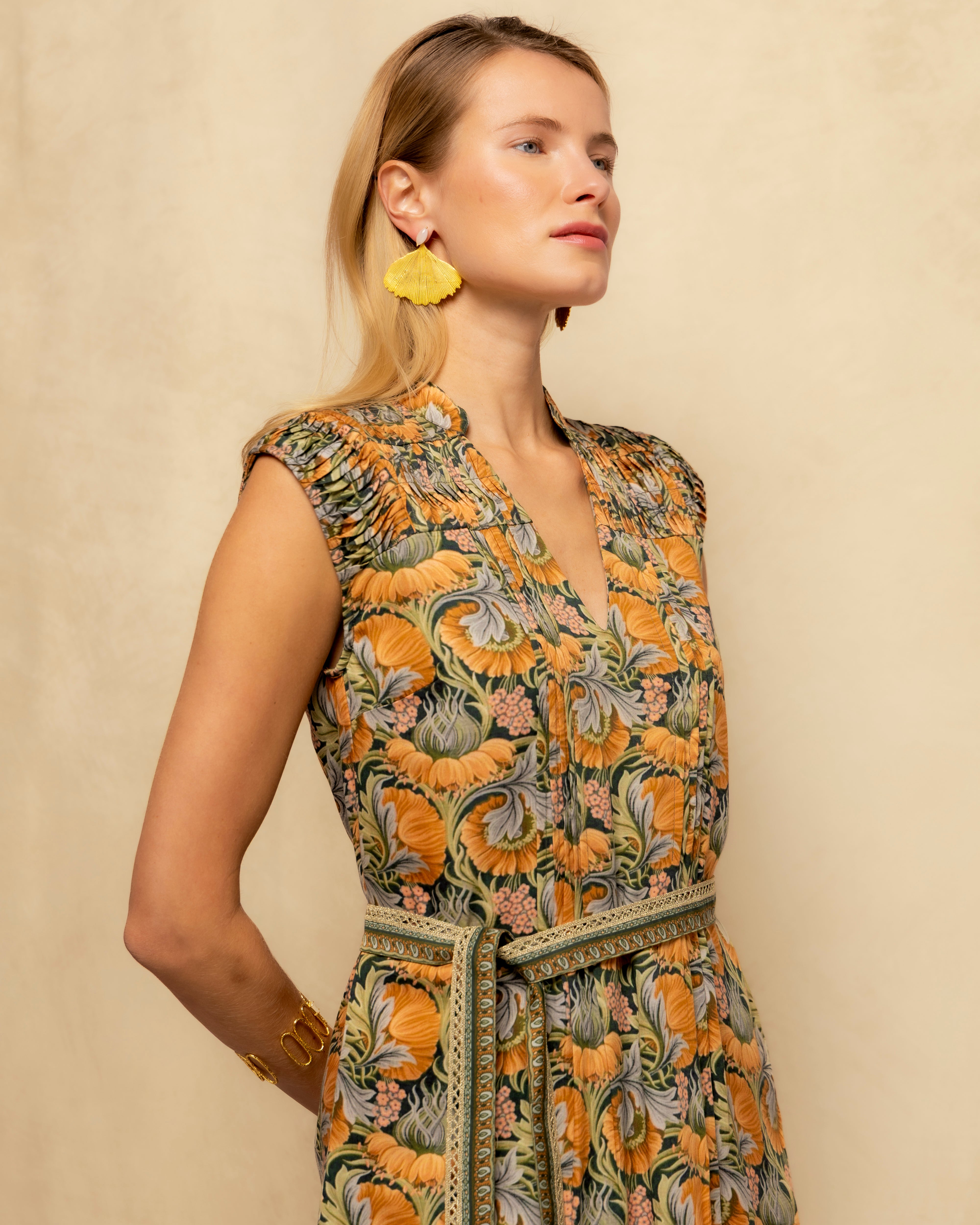 Vestido Curto sem Mangas com Aplicações Bordadas Florais Verde-2