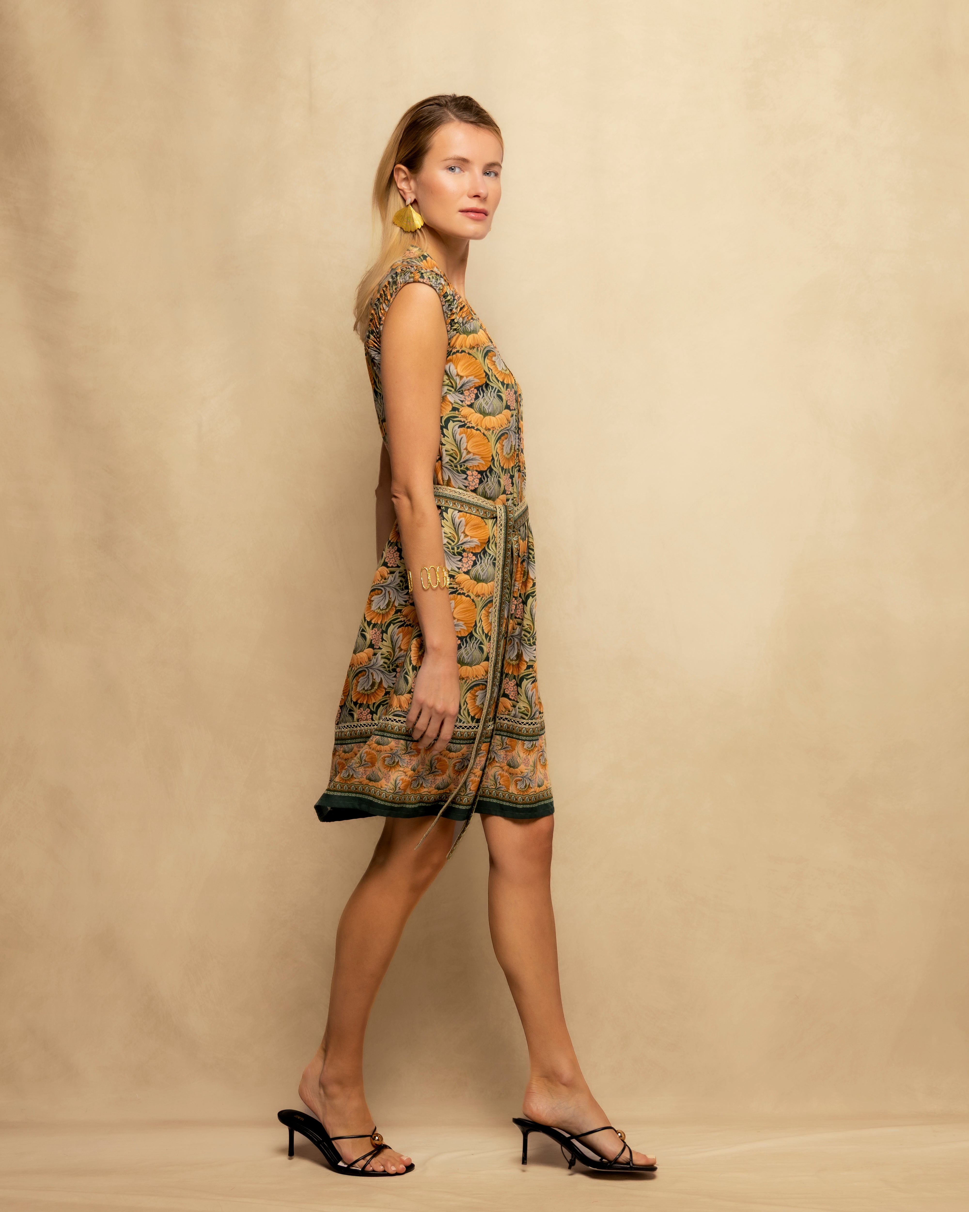 Vestido Curto sem Mangas com Aplicações Bordadas Florais Verde-6