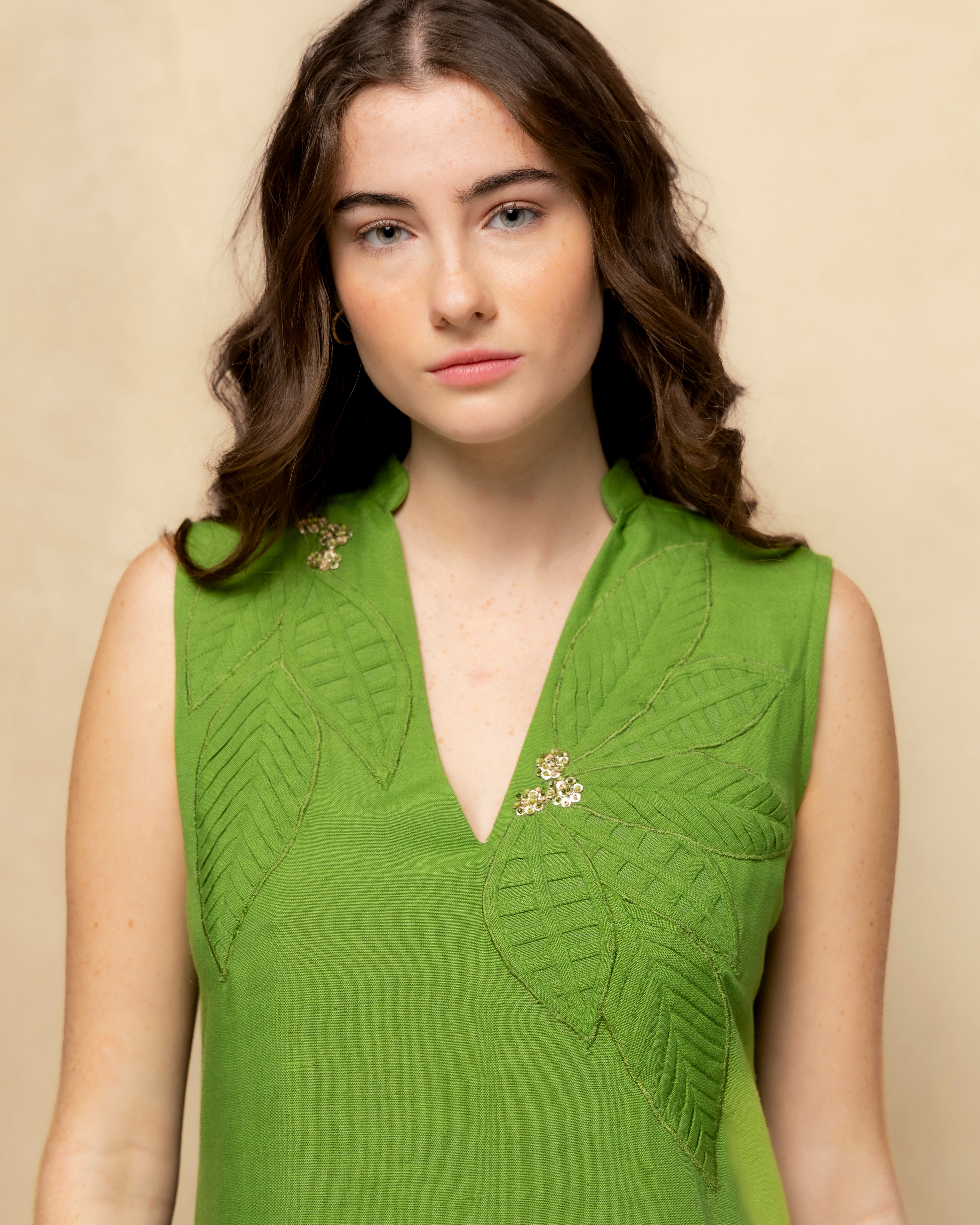 Vestido Curto com Decote em V e Bordado Verde-2