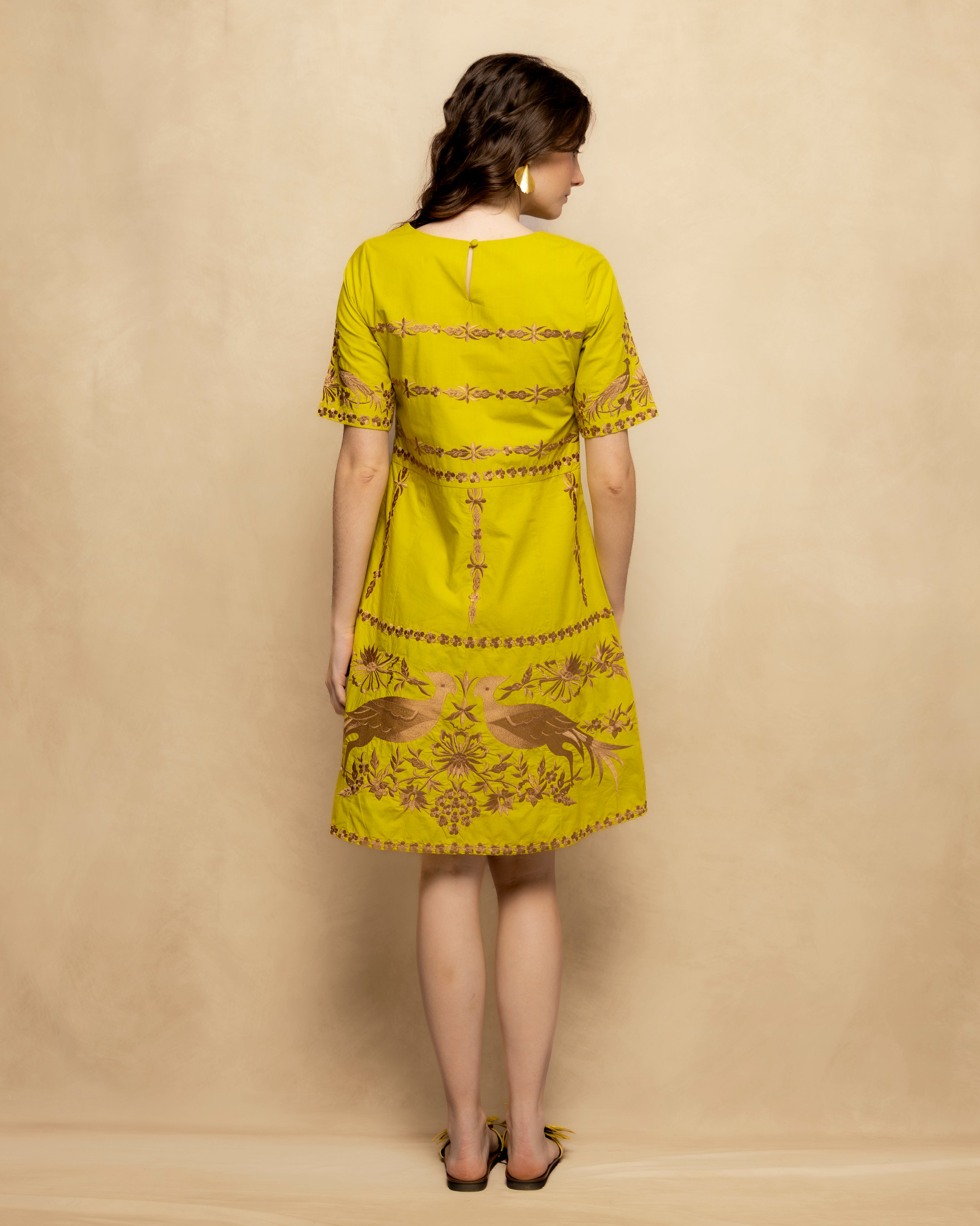 Vestido Curto de Inspiração Artesanal com Manga Curta Mostarda-5