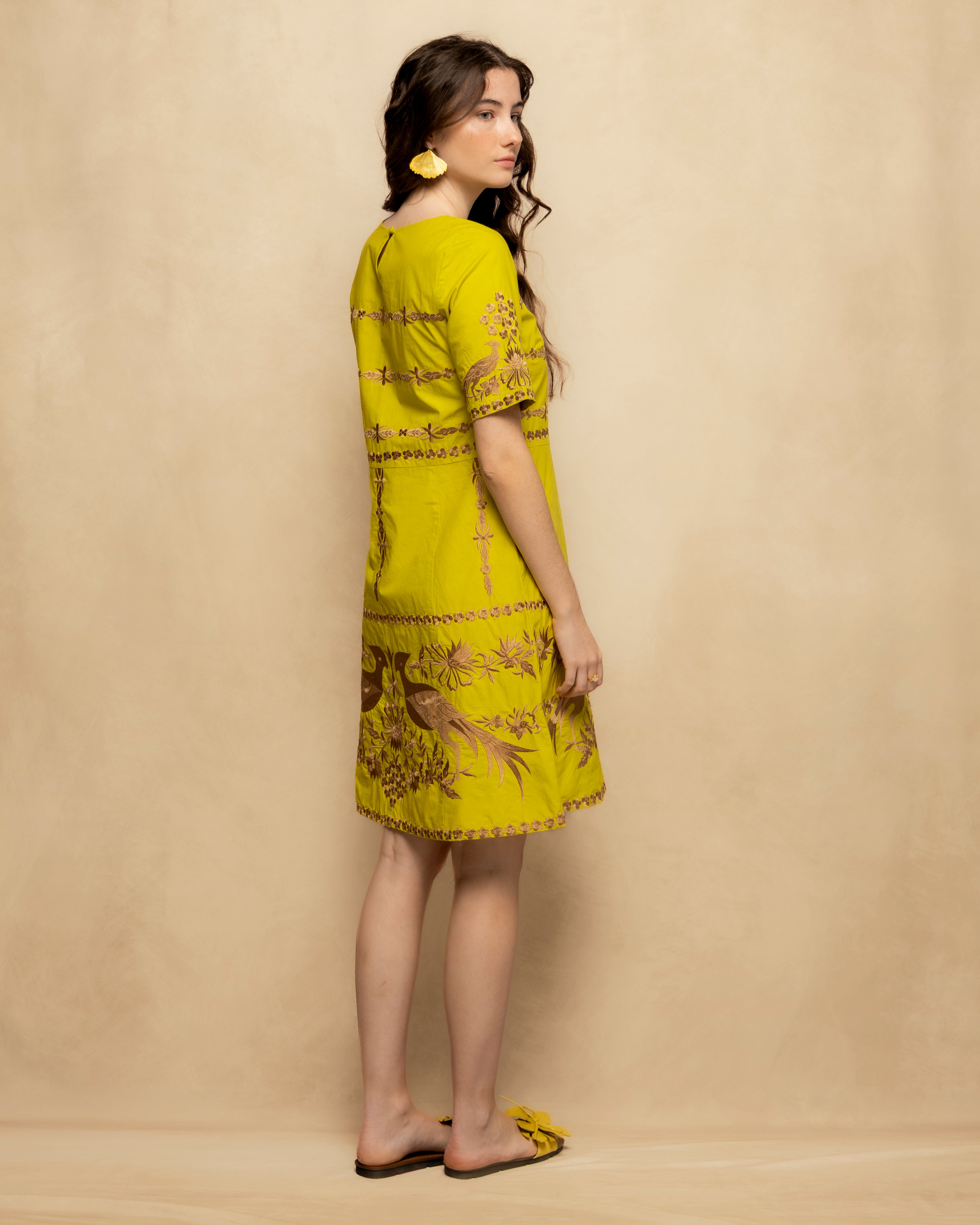 Vestido Curto de Inspiração Artesanal com Manga Curta Mostarda-6