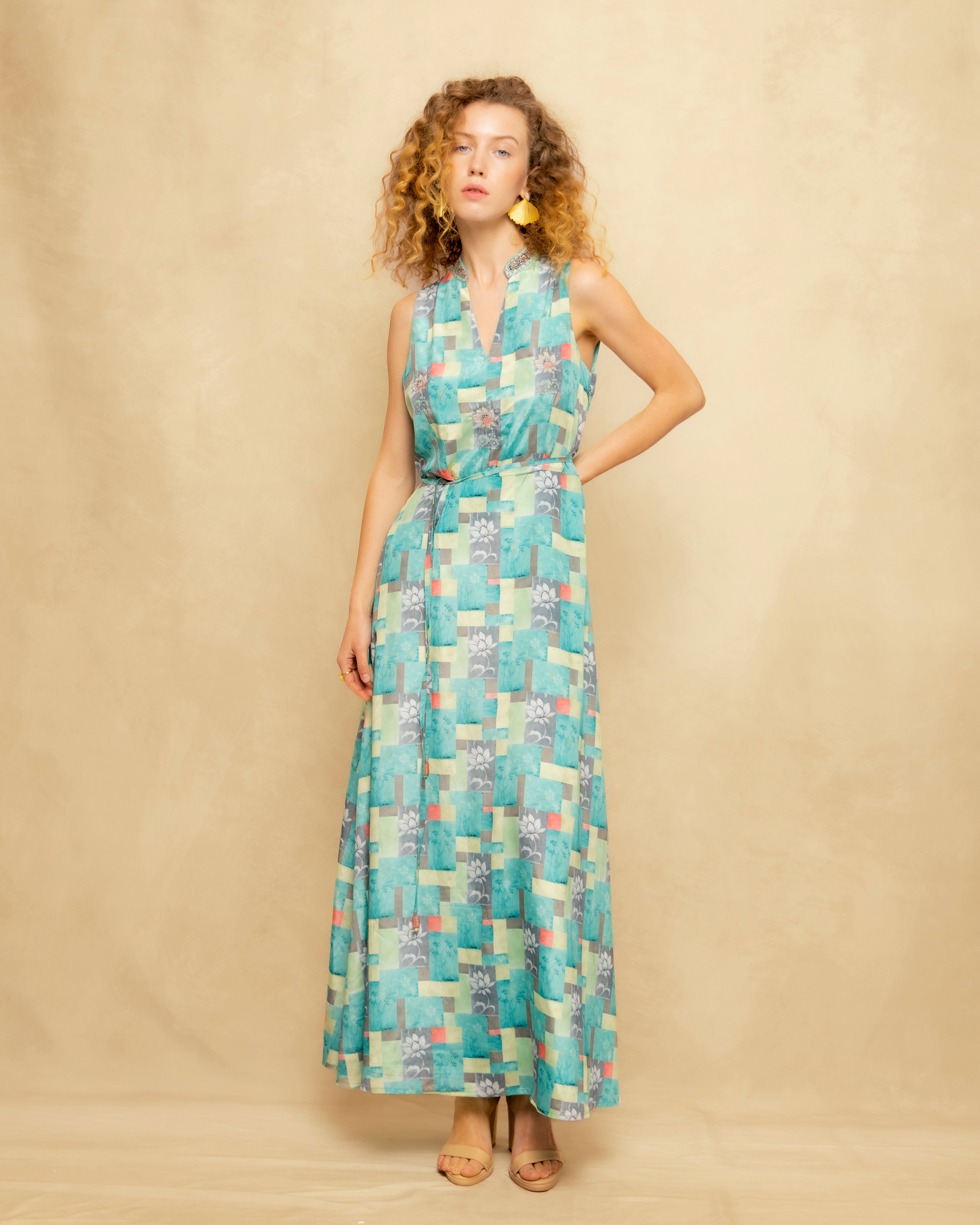 Vestido Comprido Estampado Geométrico sem Mangas e Corte Evasé Azul-1