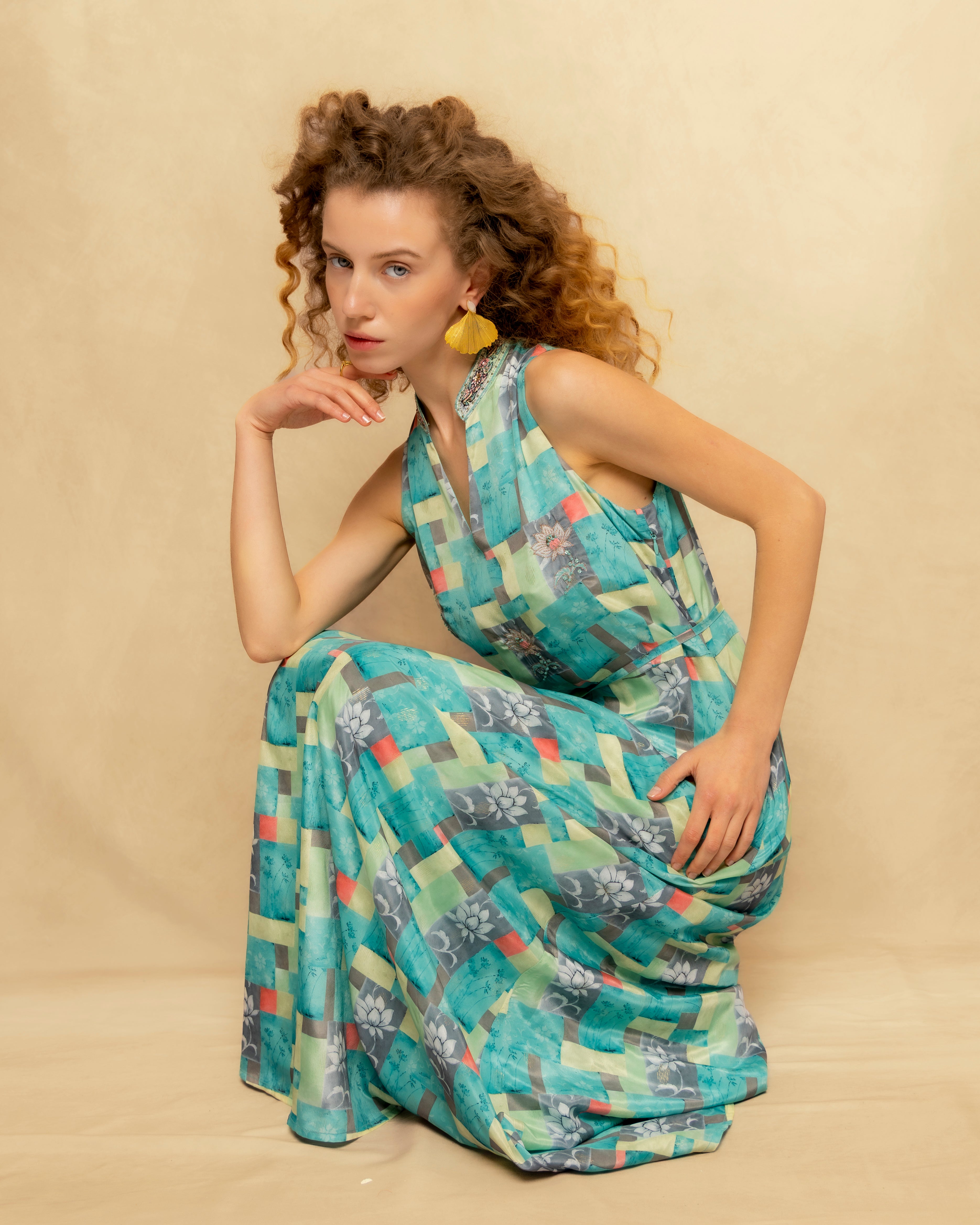 Vestido Comprido Estampado Geométrico sem Mangas e Corte Evasé Azul-2