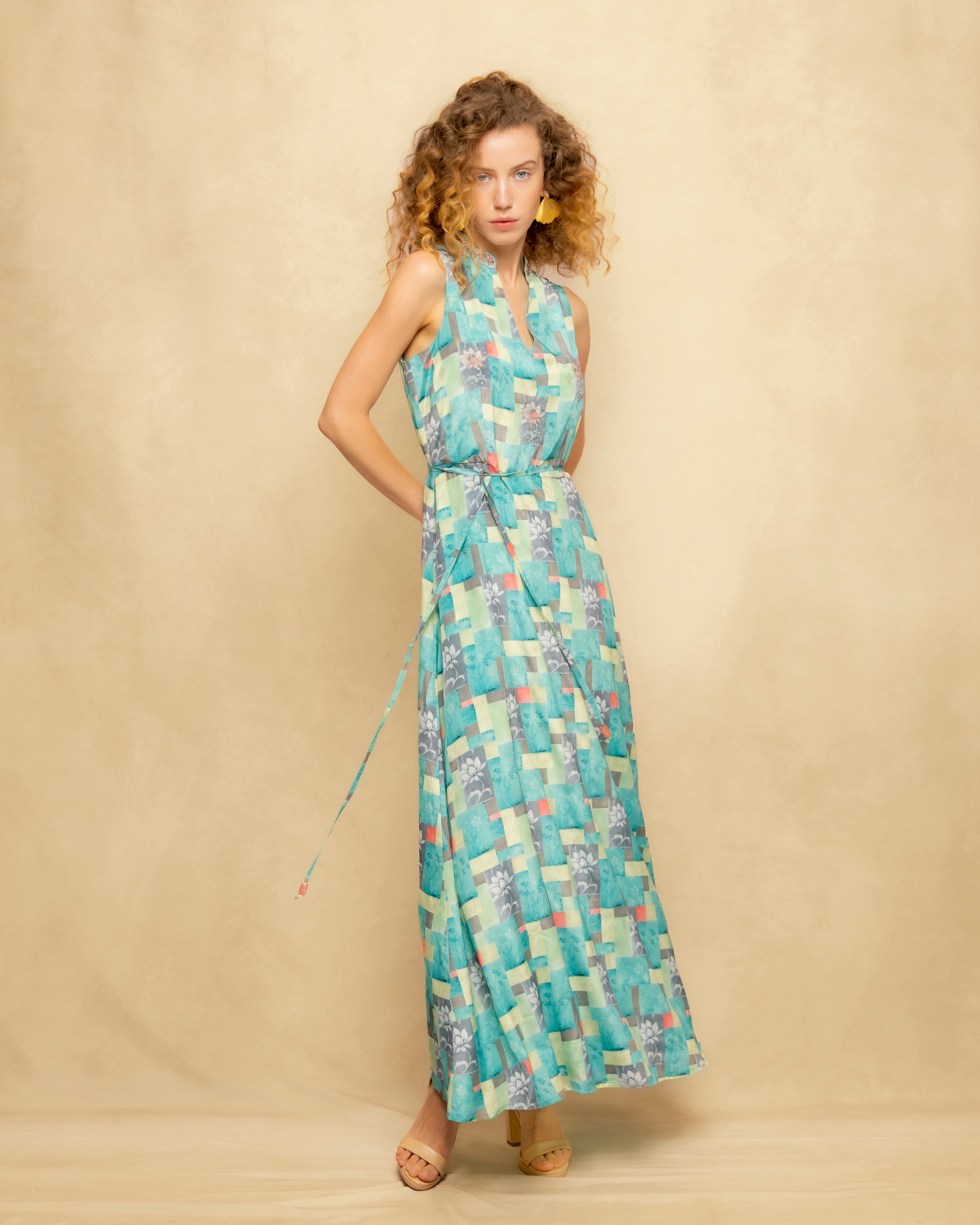 Vestido Comprido Estampado Geométrico sem Mangas e Corte Evasé Azul-3