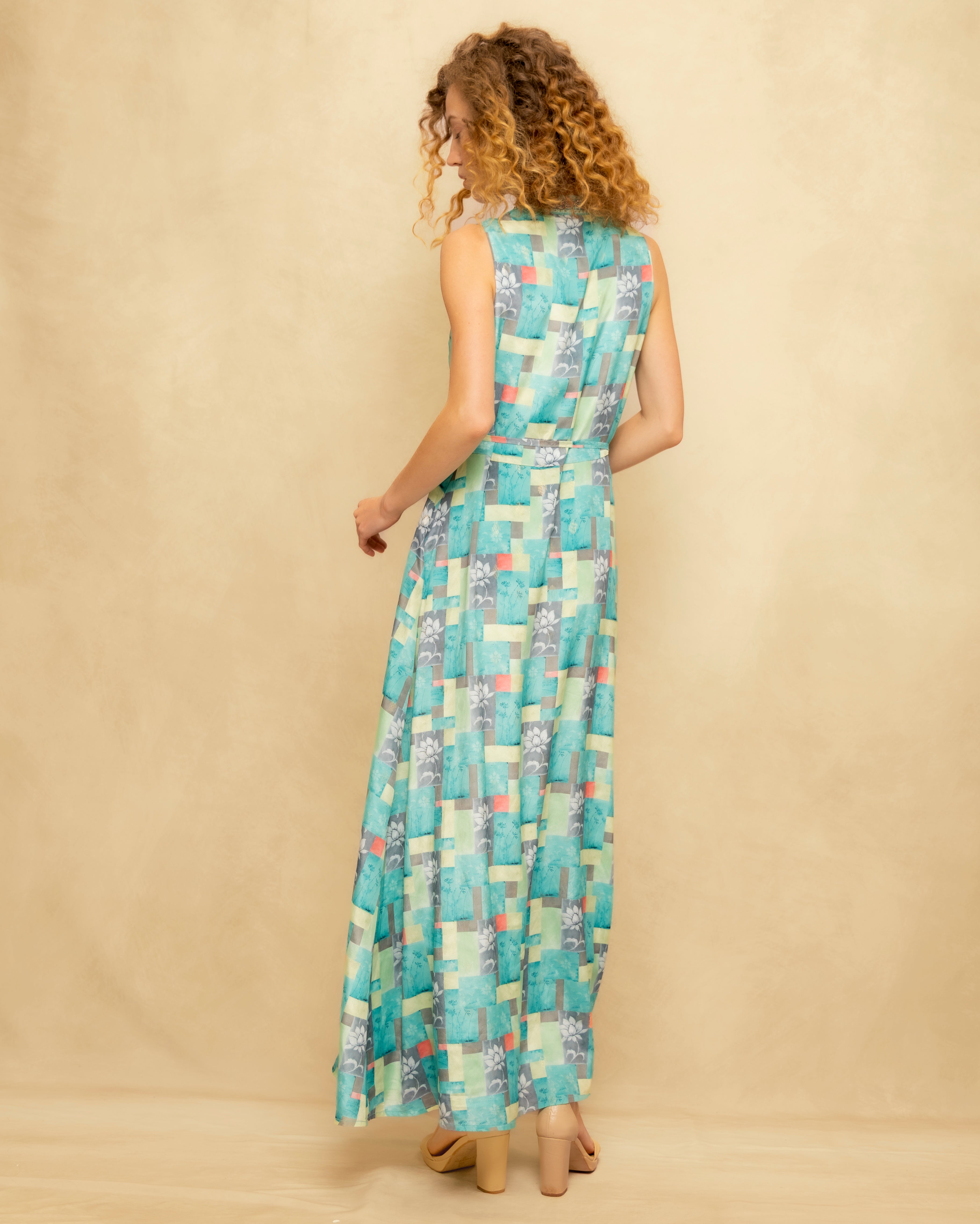 Vestido Comprido Estampado Geométrico sem Mangas e Corte Evasé Azul-5