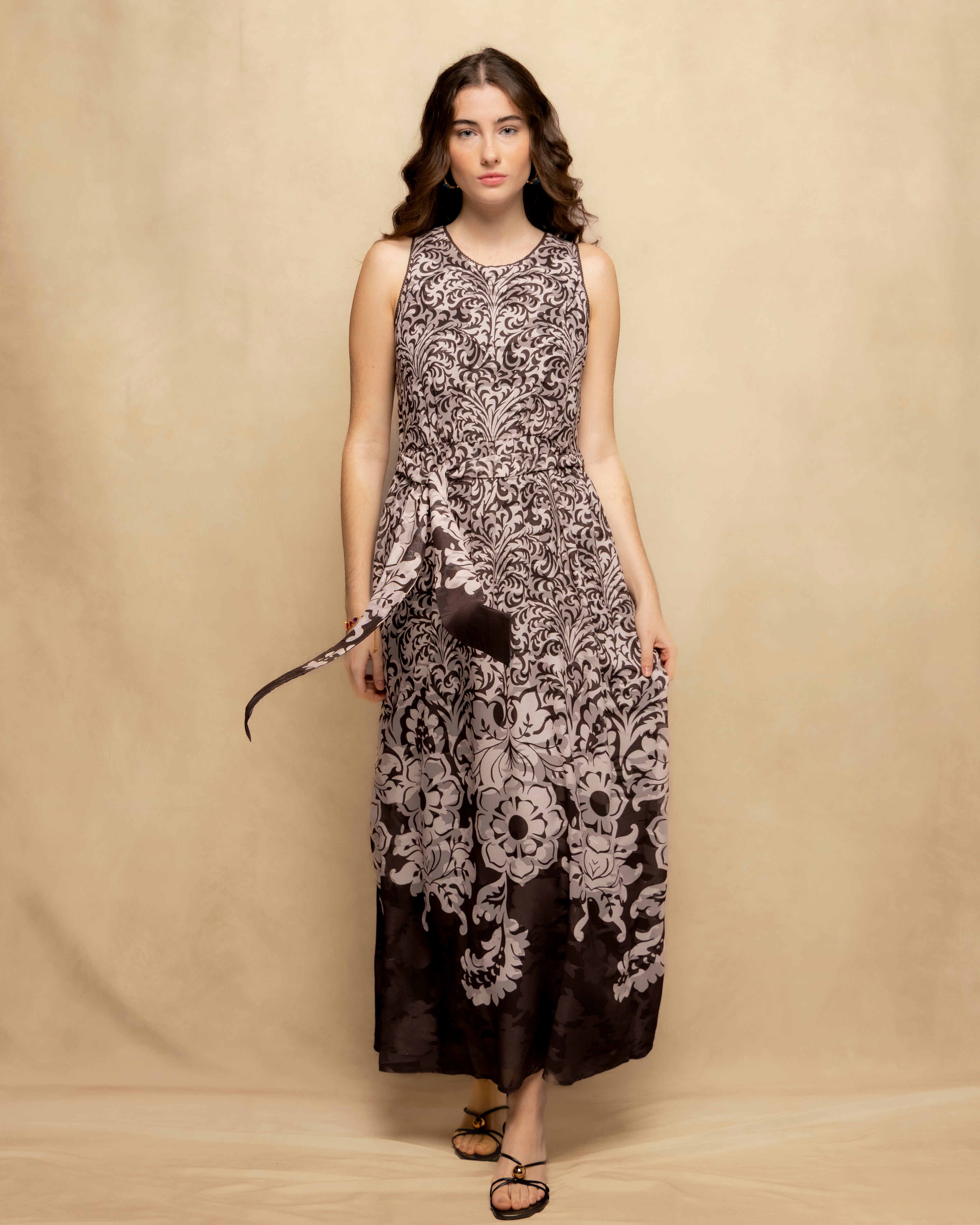 Imagem 0 de Vestido Comprido sem Mangas com Estampado Ornamental e Cinto