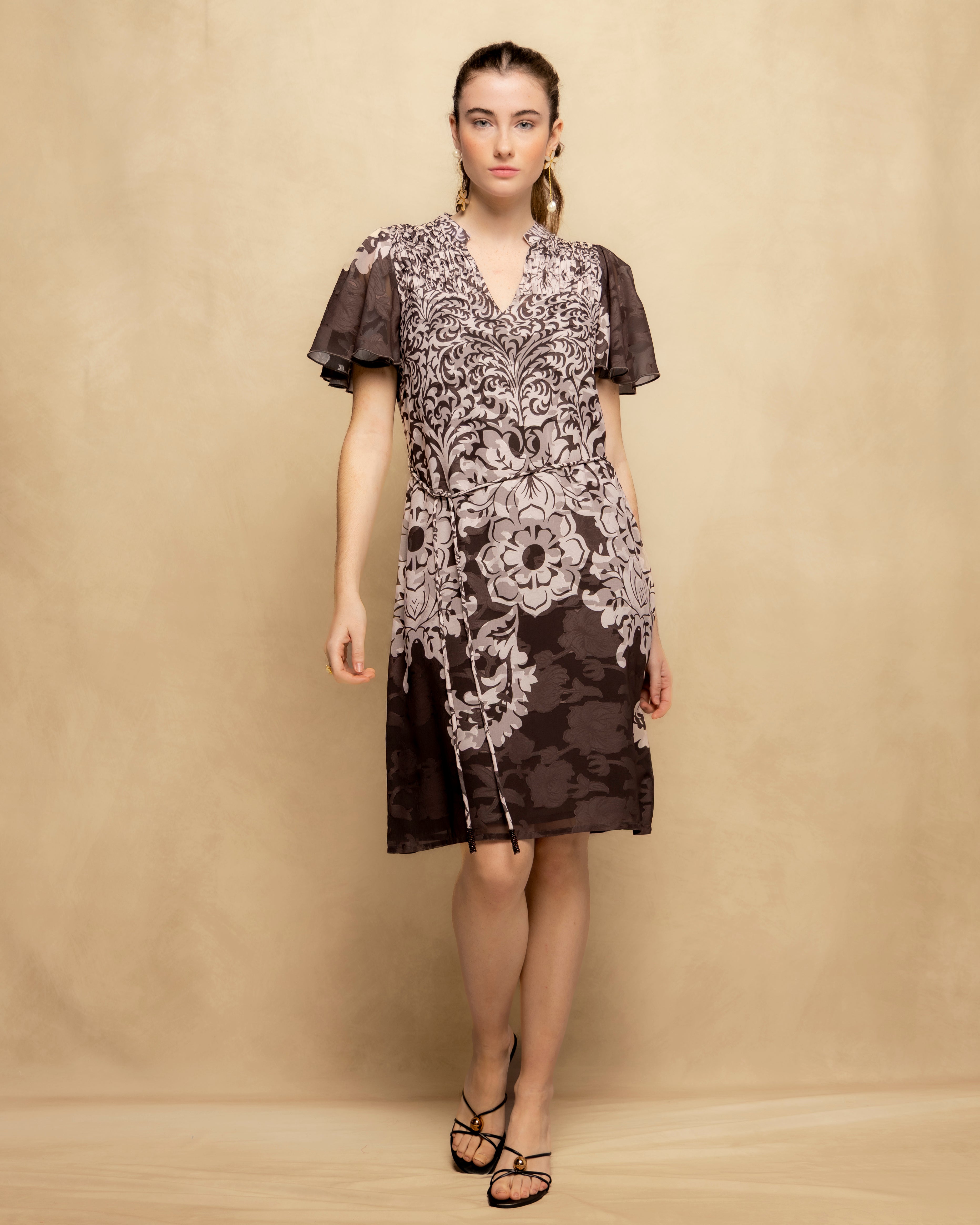 Imagem 0 de Vestido Curto com Manga Curta de Gase e Laçada Lateral