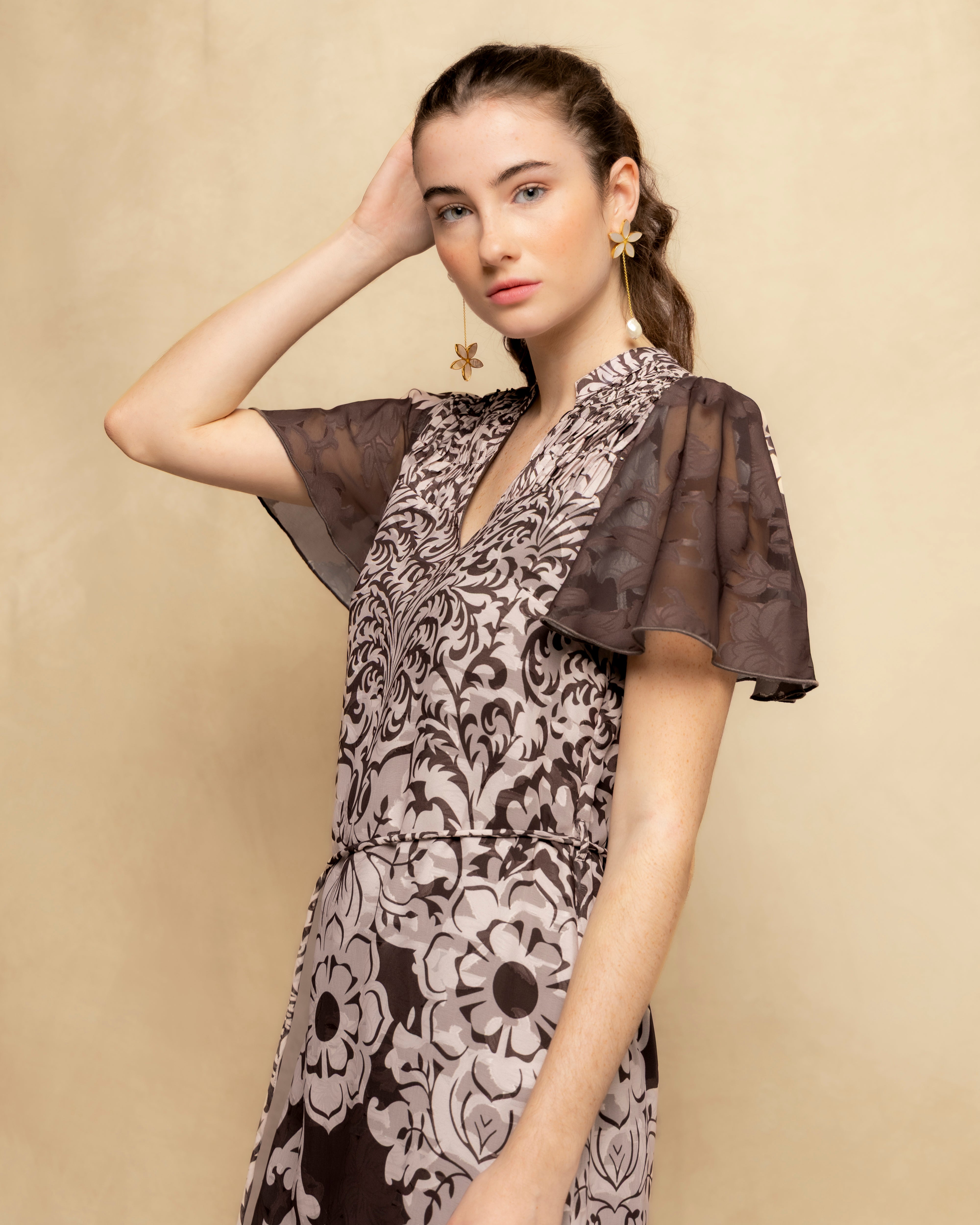 Vestido Curto com Manga Curta de Gase e Laçada Lateral Bege-2