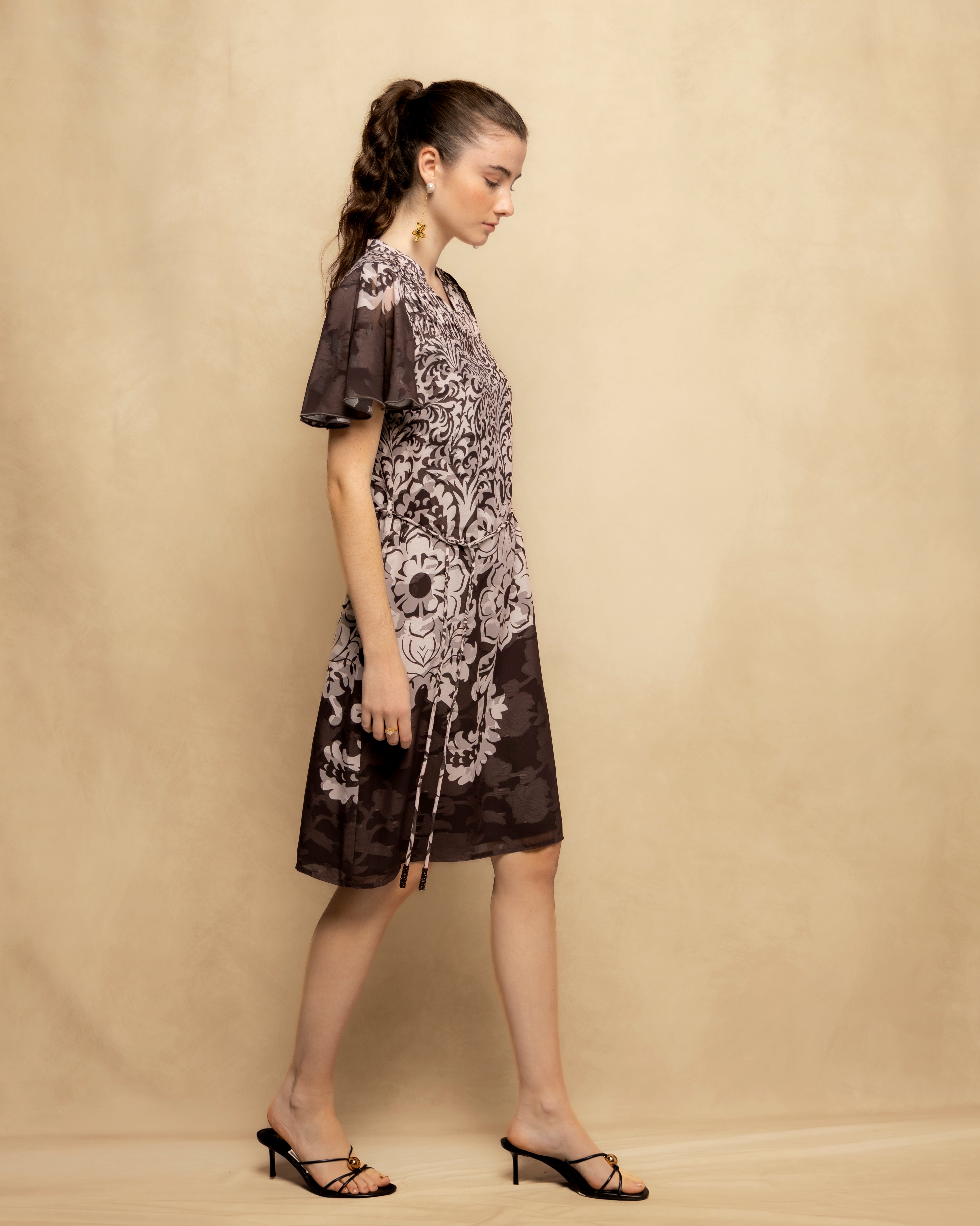 Vestido Curto com Manga Curta de Gase e Laçada Lateral Bege-4