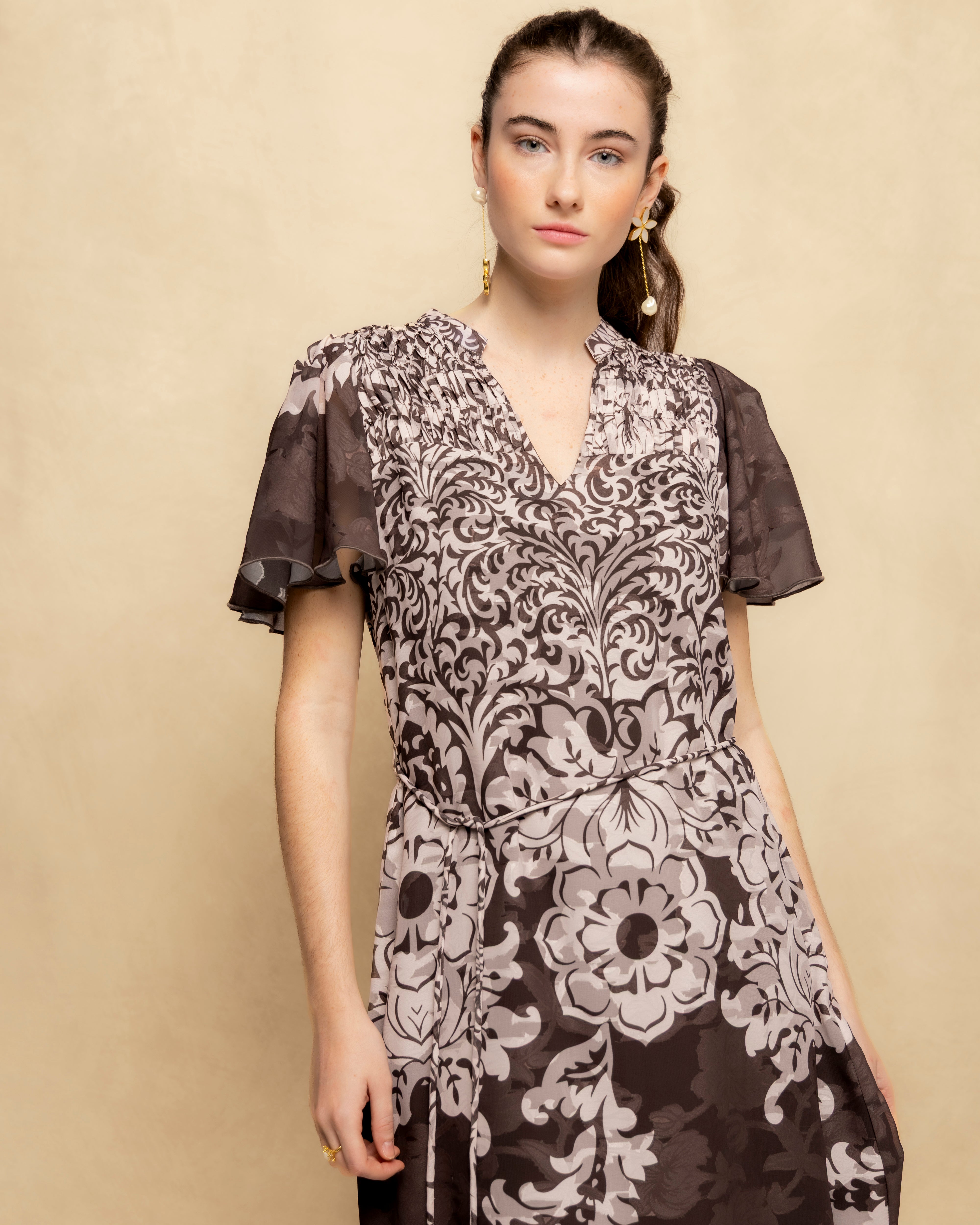 Vestido Curto com Manga Curta de Gase e Laçada Lateral Bege-6
