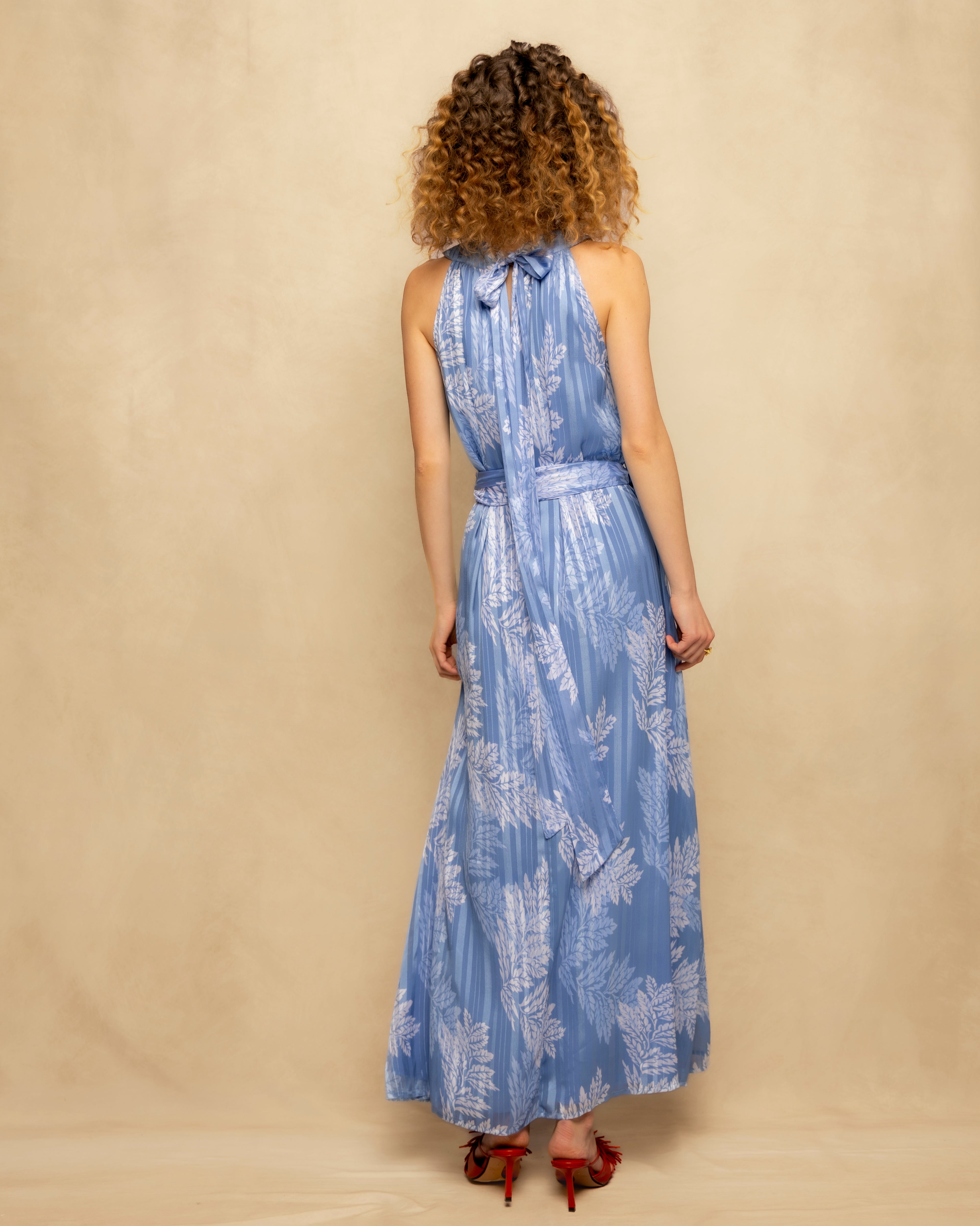 Vestido Comprido Plissado com Gola Halter e Cinto Azul-4