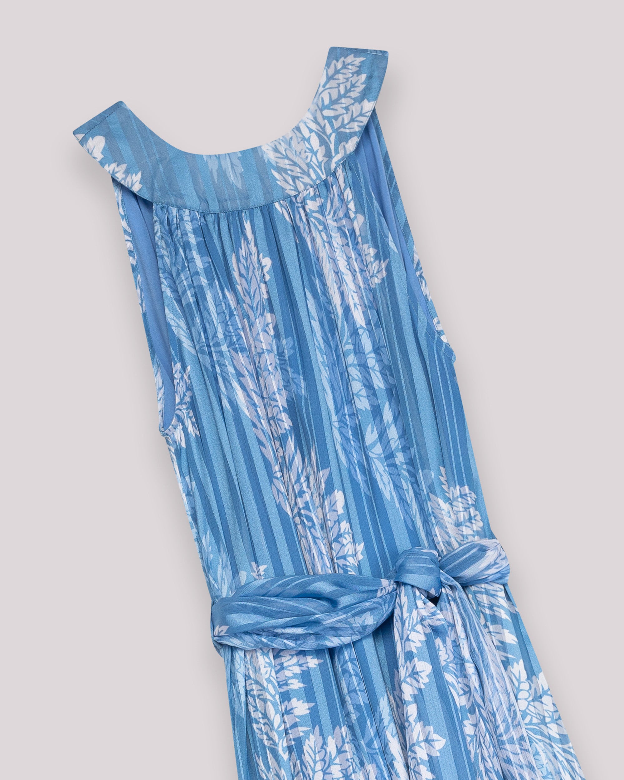 Vestido Comprido Plissado com Gola Halter e Cinto Azul-6
