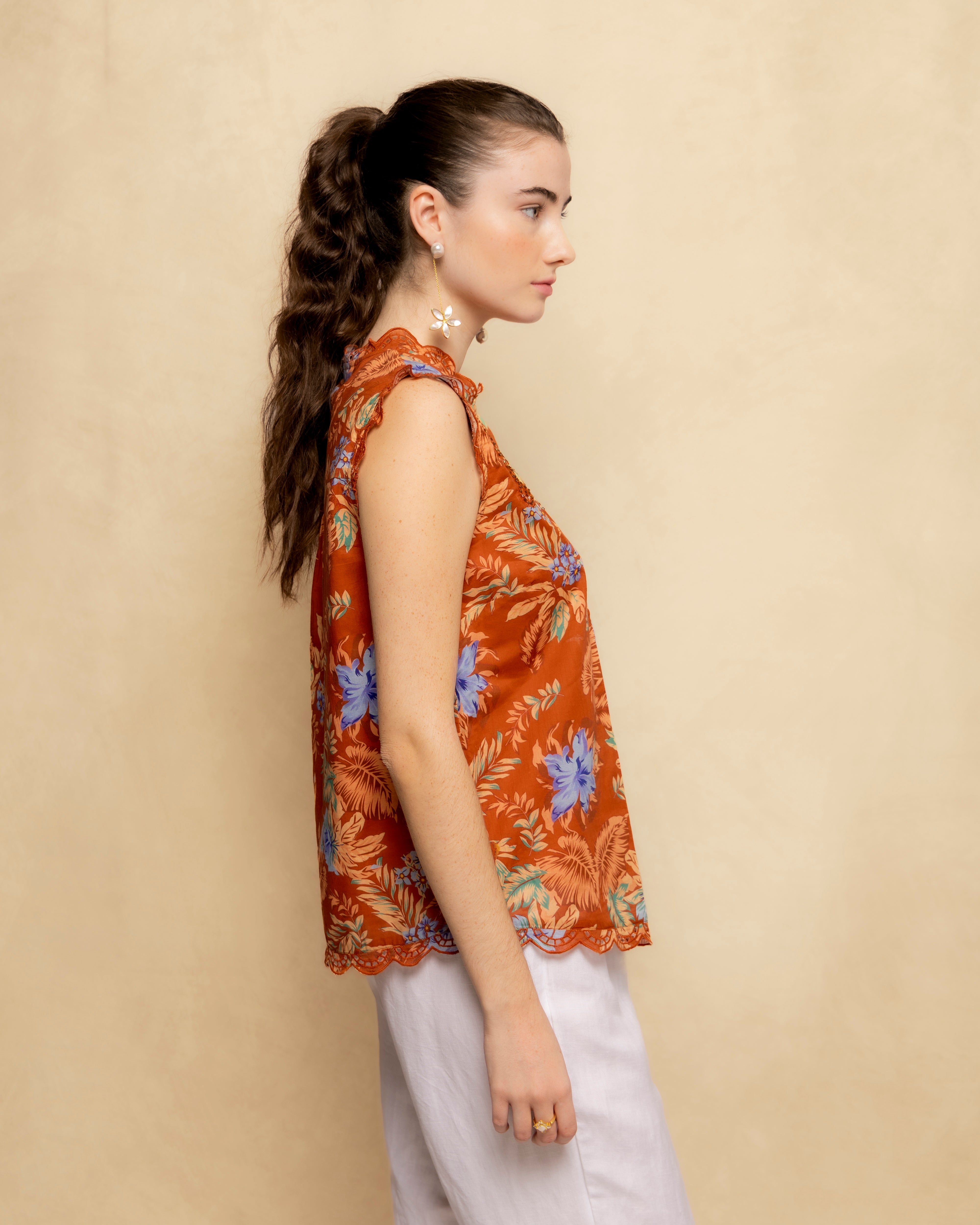Blusa Estampada sem Mangas com Bordado e Bainha Festoneada Laranja-2