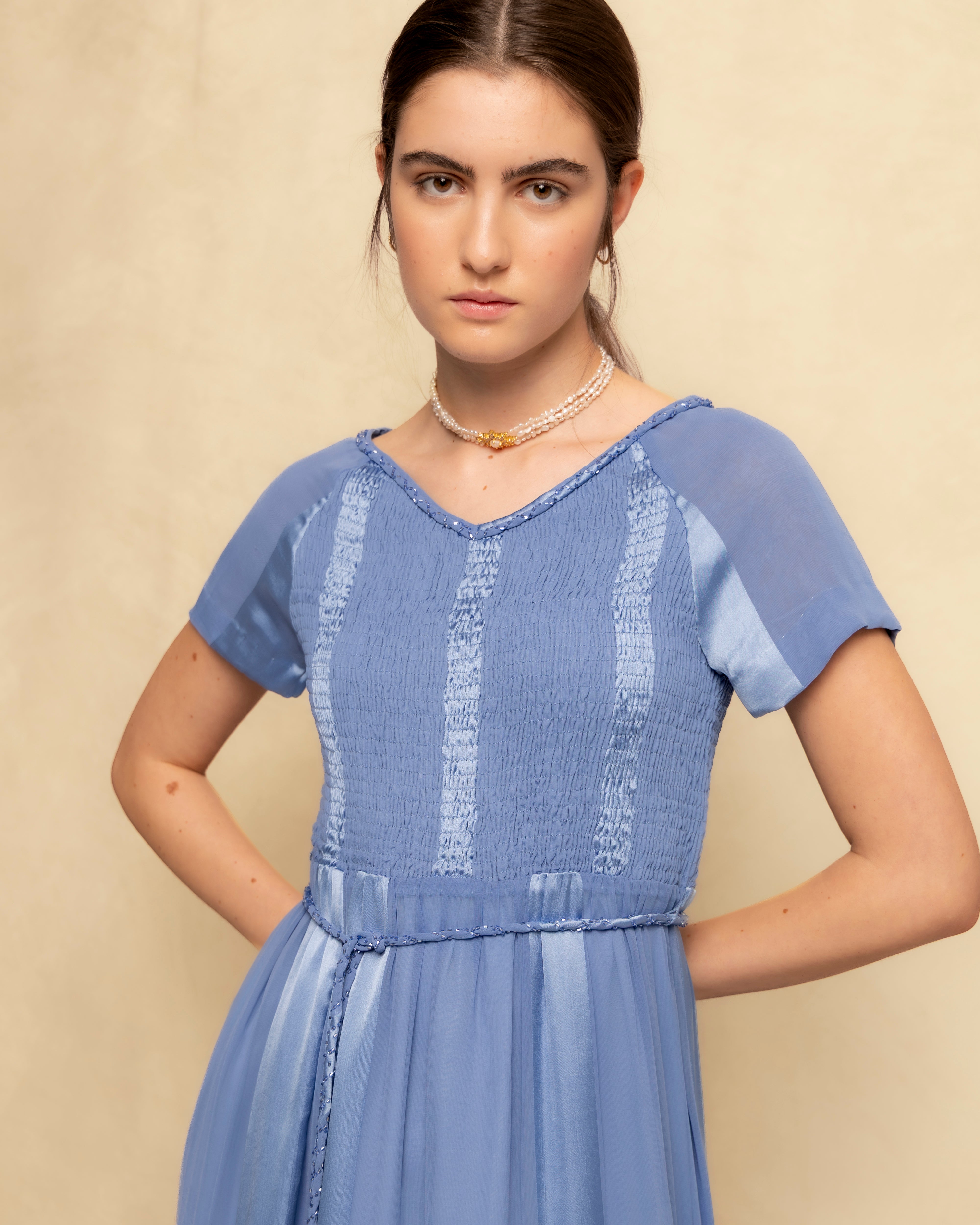 Vestido Comprido com Corpo Franzido e Saia de Camadas Azul-2