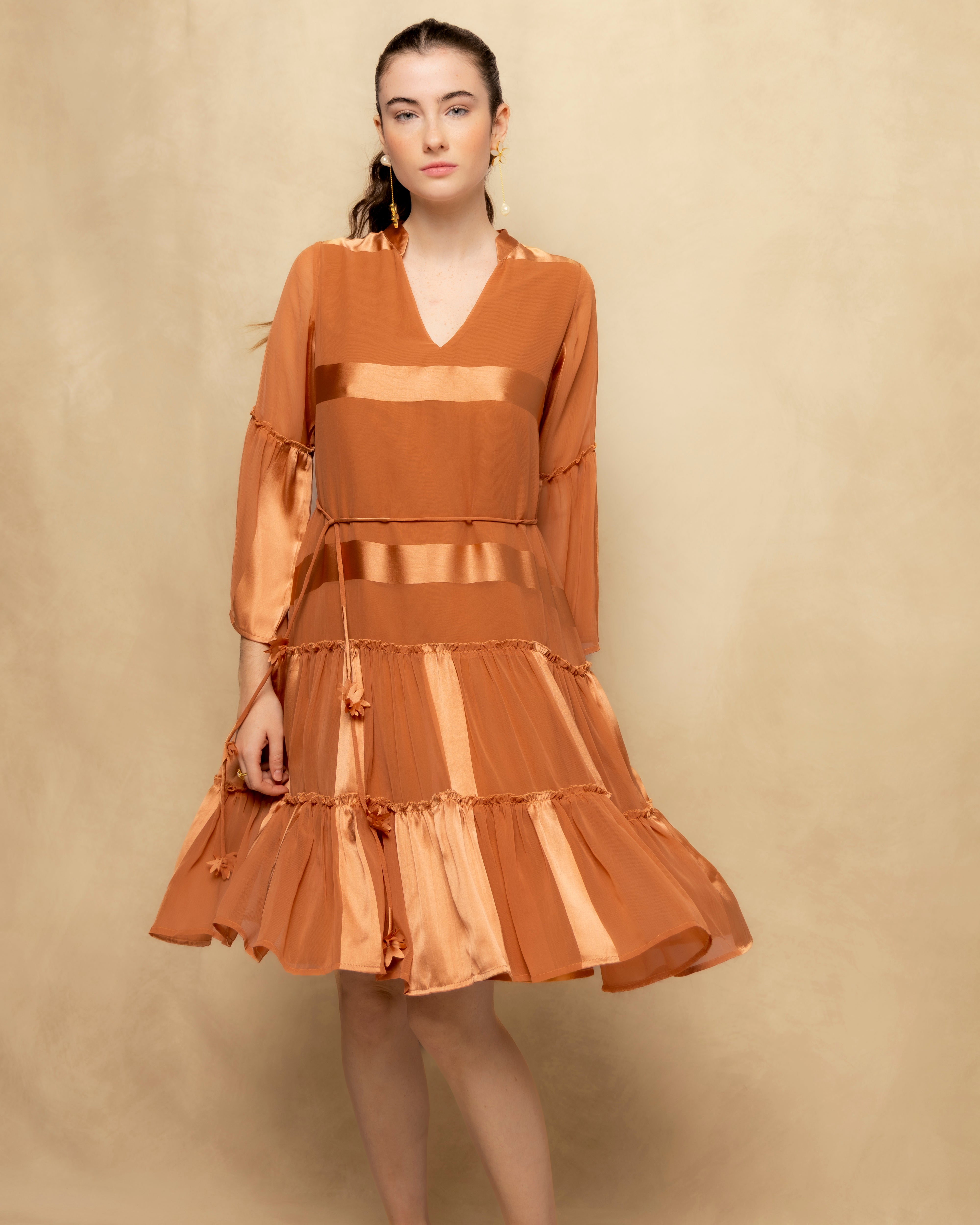 Imagem 0 de Vestido Curto com Decote em V e Mangas Amplas