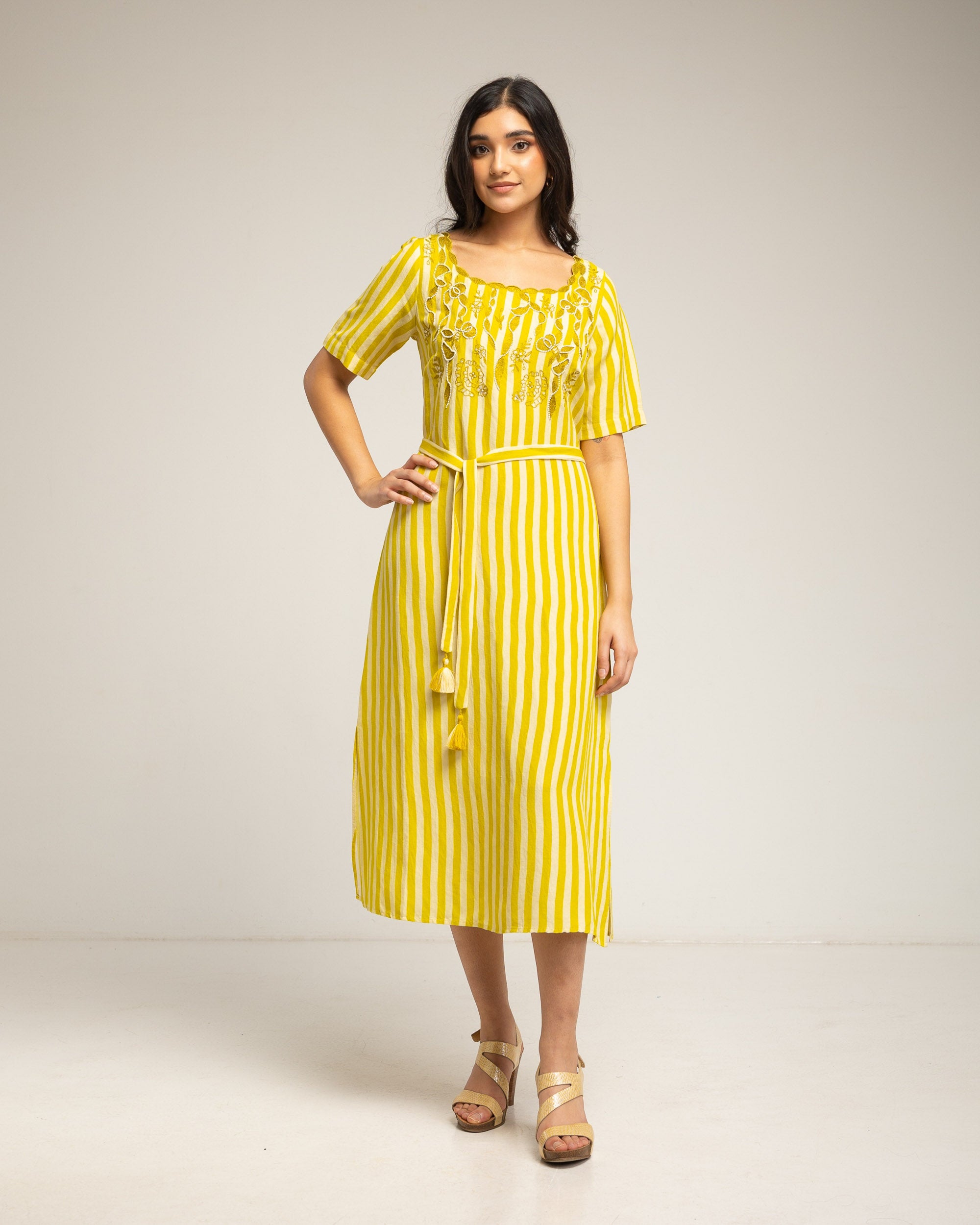 Imagem 0 de Vestido Midi Às Riscas Verticais com Detalhe Bordado e Cinto