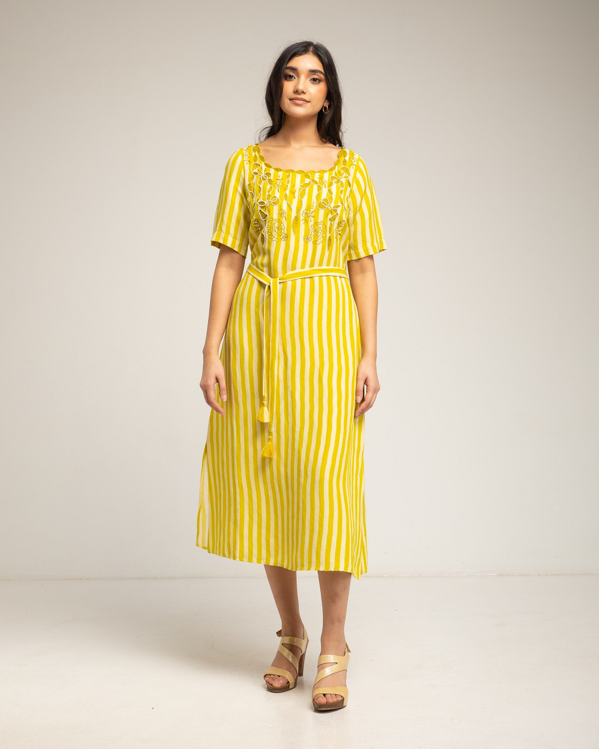 Vestido Midi Às Riscas Verticais com Detalhe Bordado e Cinto Amarelo-2