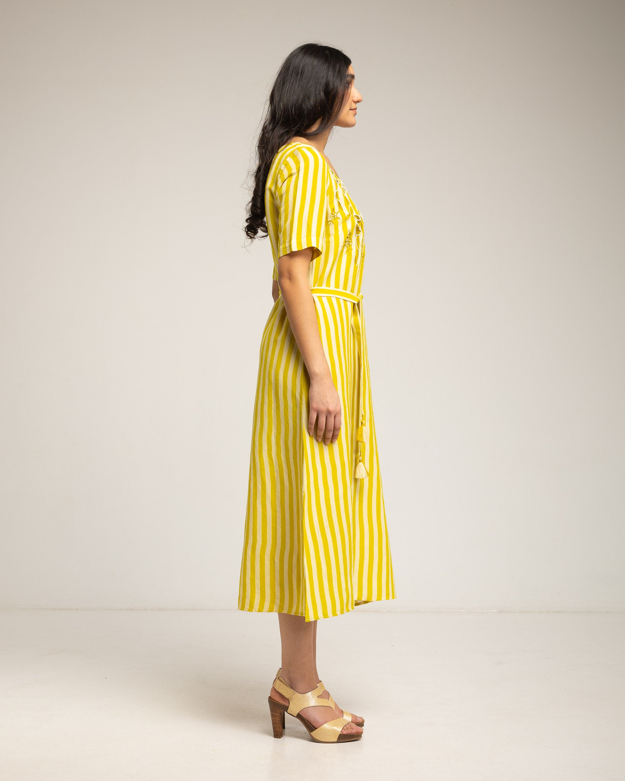 Vestido Midi Às Riscas Verticais com Detalhe Bordado e Cinto Amarelo-3