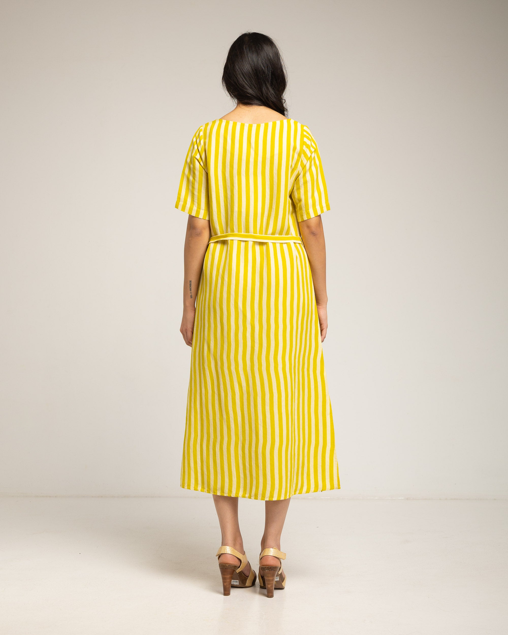 Vestido Midi Às Riscas Verticais com Detalhe Bordado e Cinto Amarelo-4
