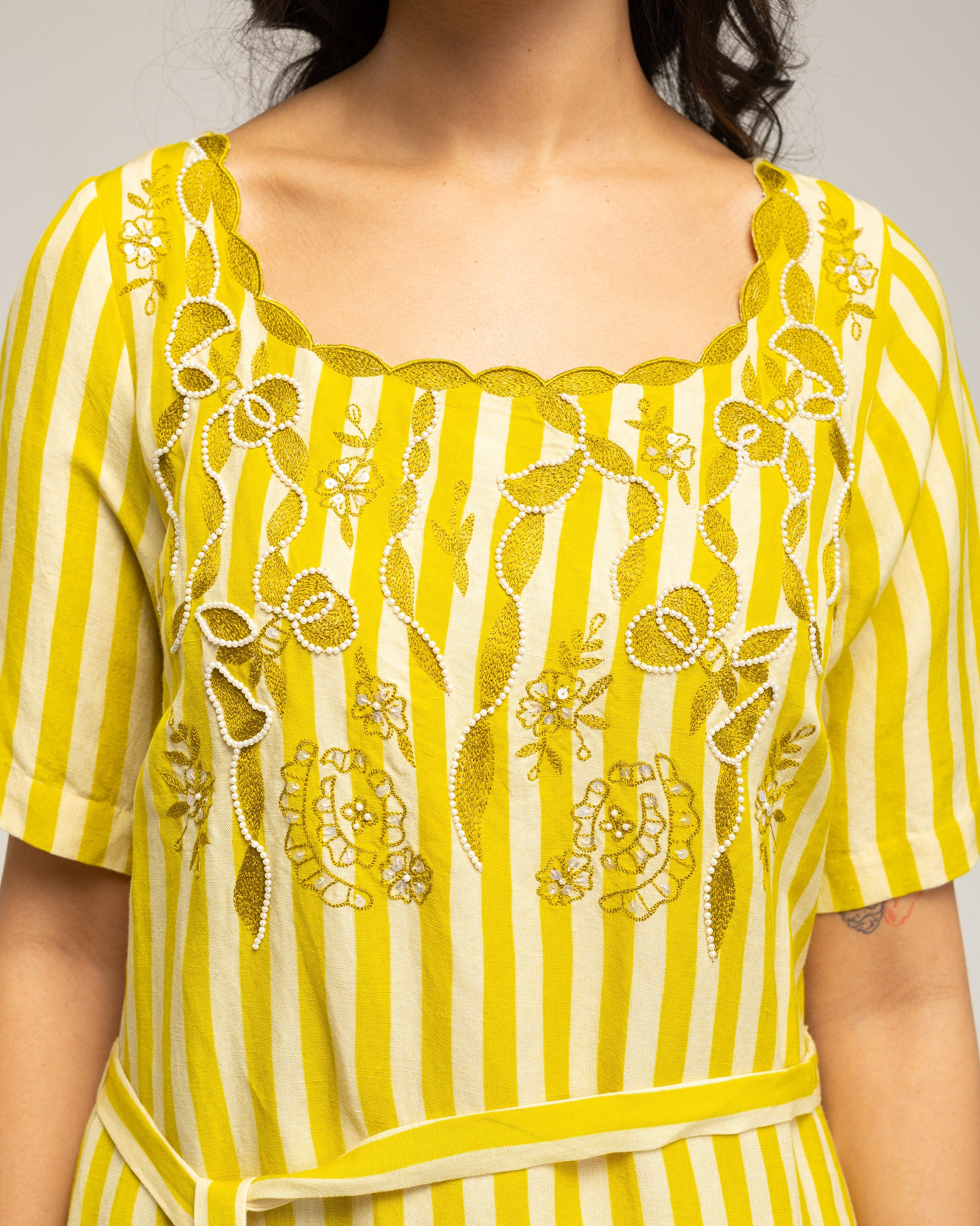 Vestido Midi Às Riscas Verticais com Detalhe Bordado e Cinto Amarelo-5