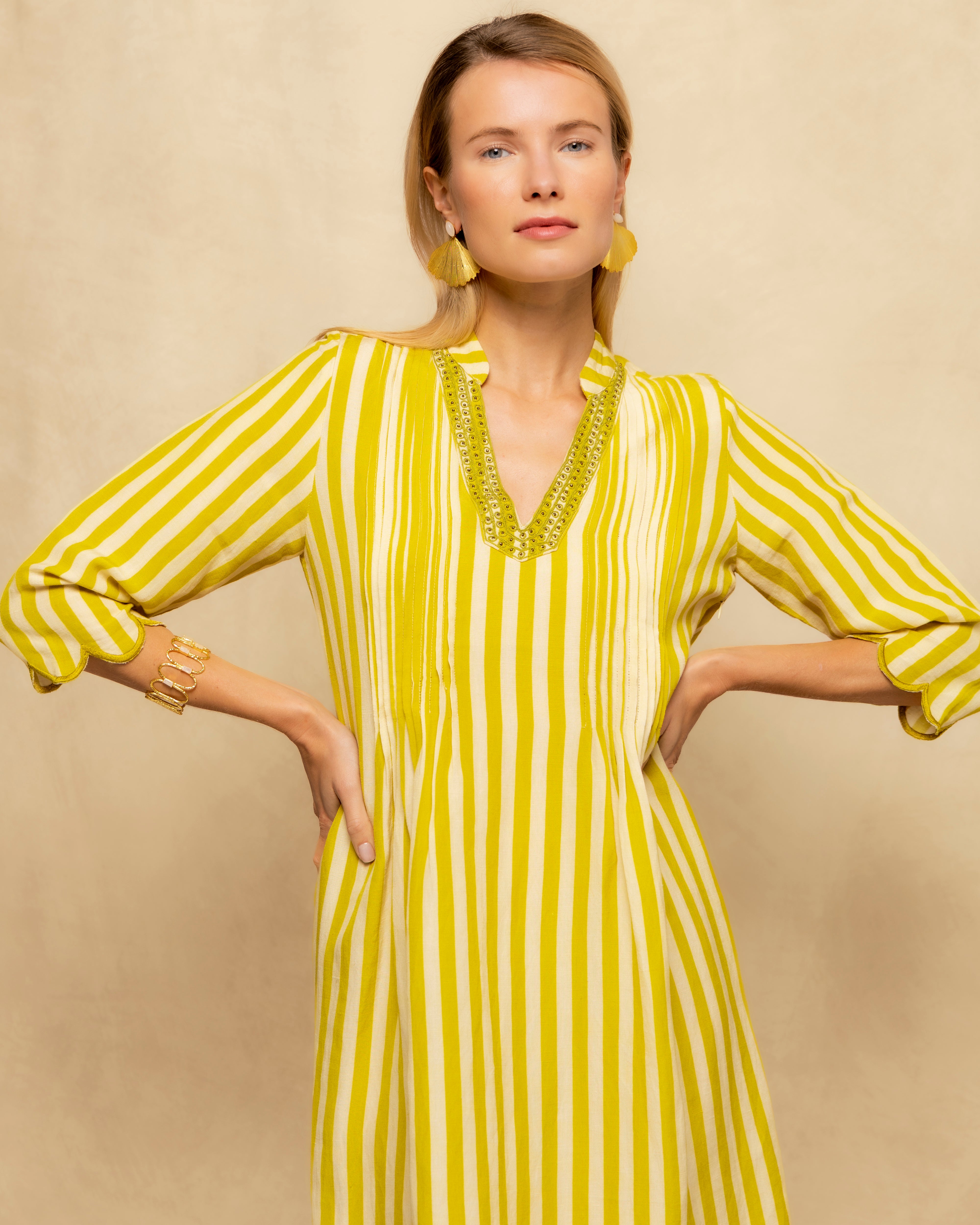 Vestido Curto Às Riscas com Decote em V e Manga Comprida Amarelo-2