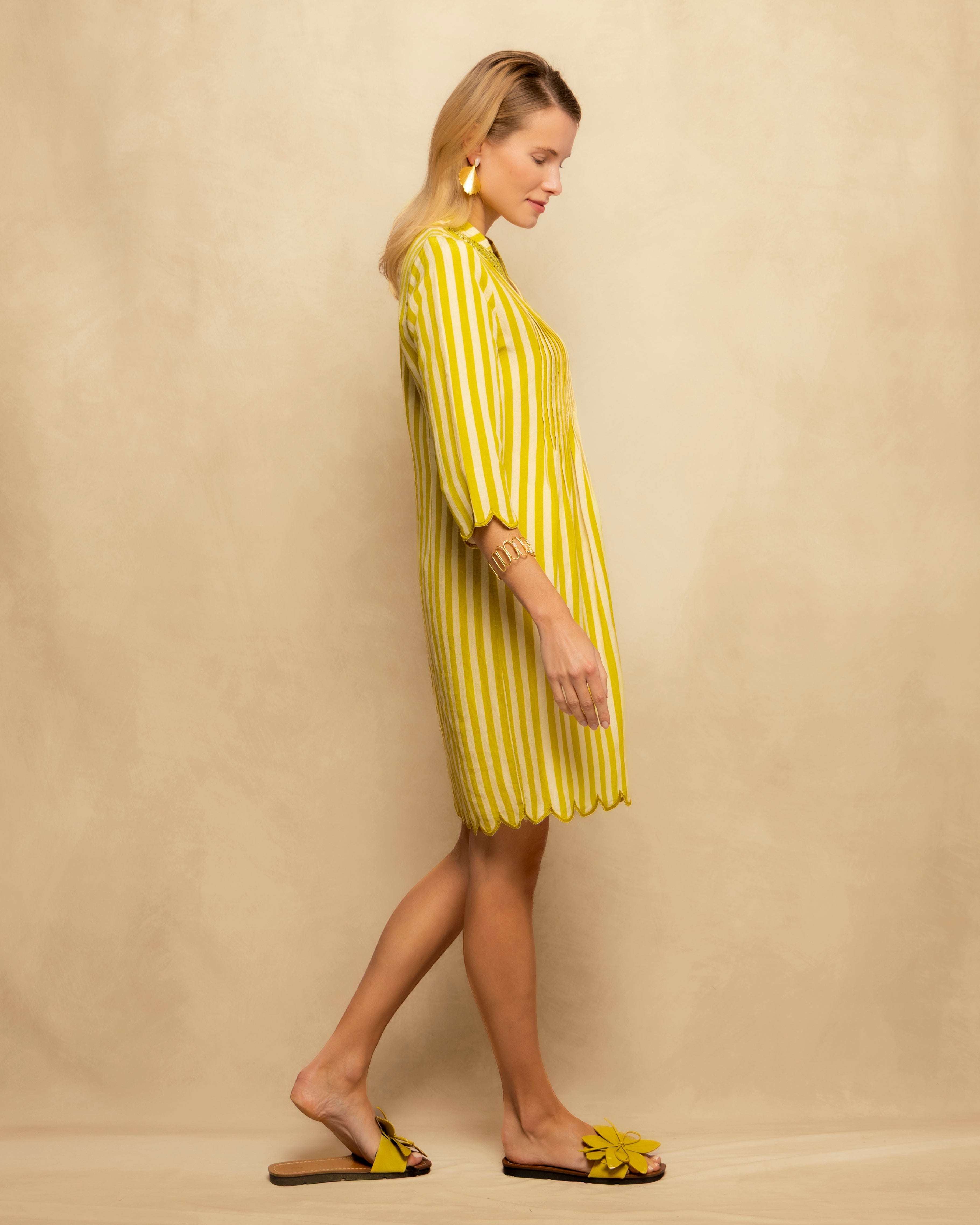 Vestido Curto Às Riscas com Decote em V e Manga Comprida Amarelo-4