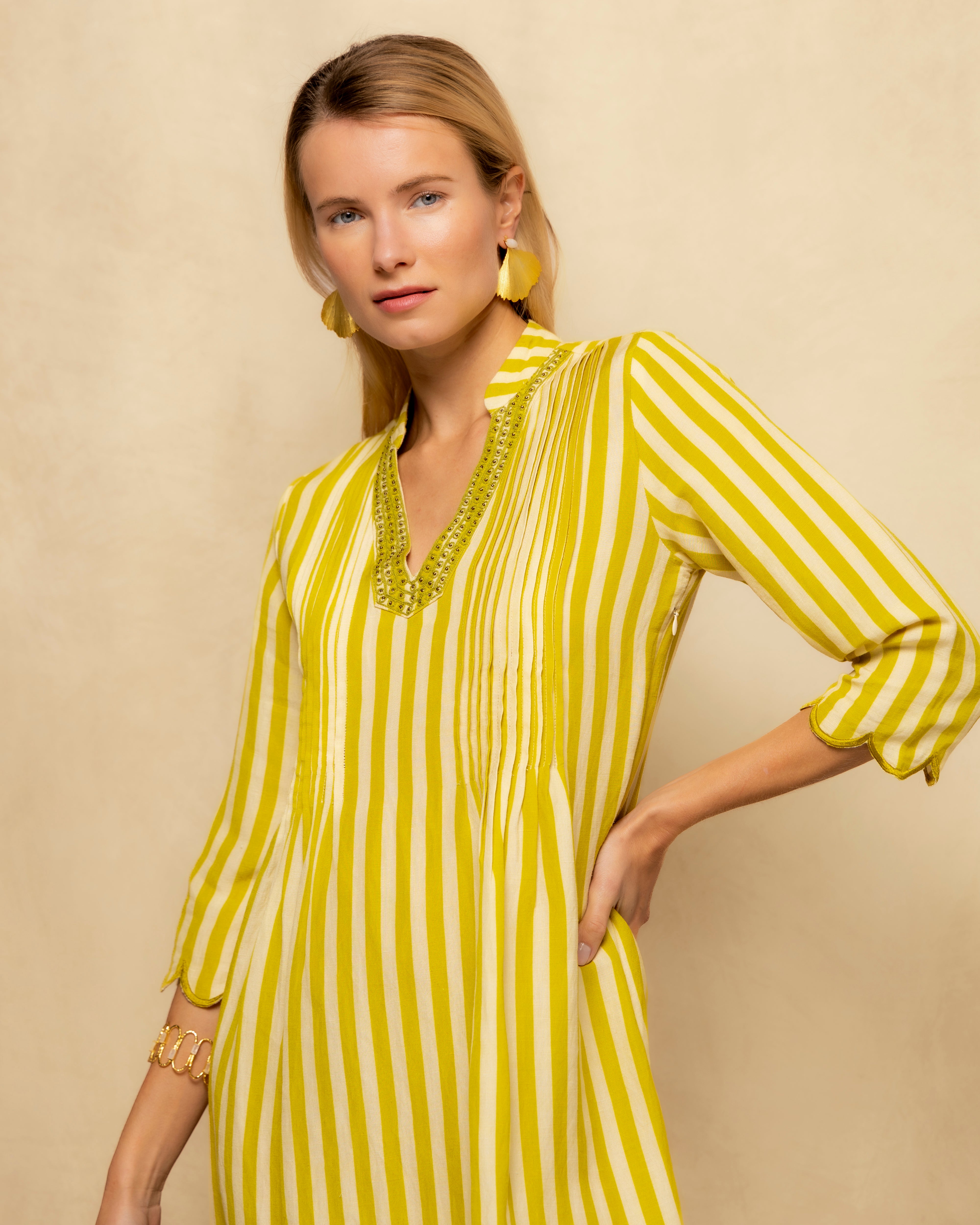 Vestido Curto Às Riscas com Decote em V e Manga Comprida Amarelo-6