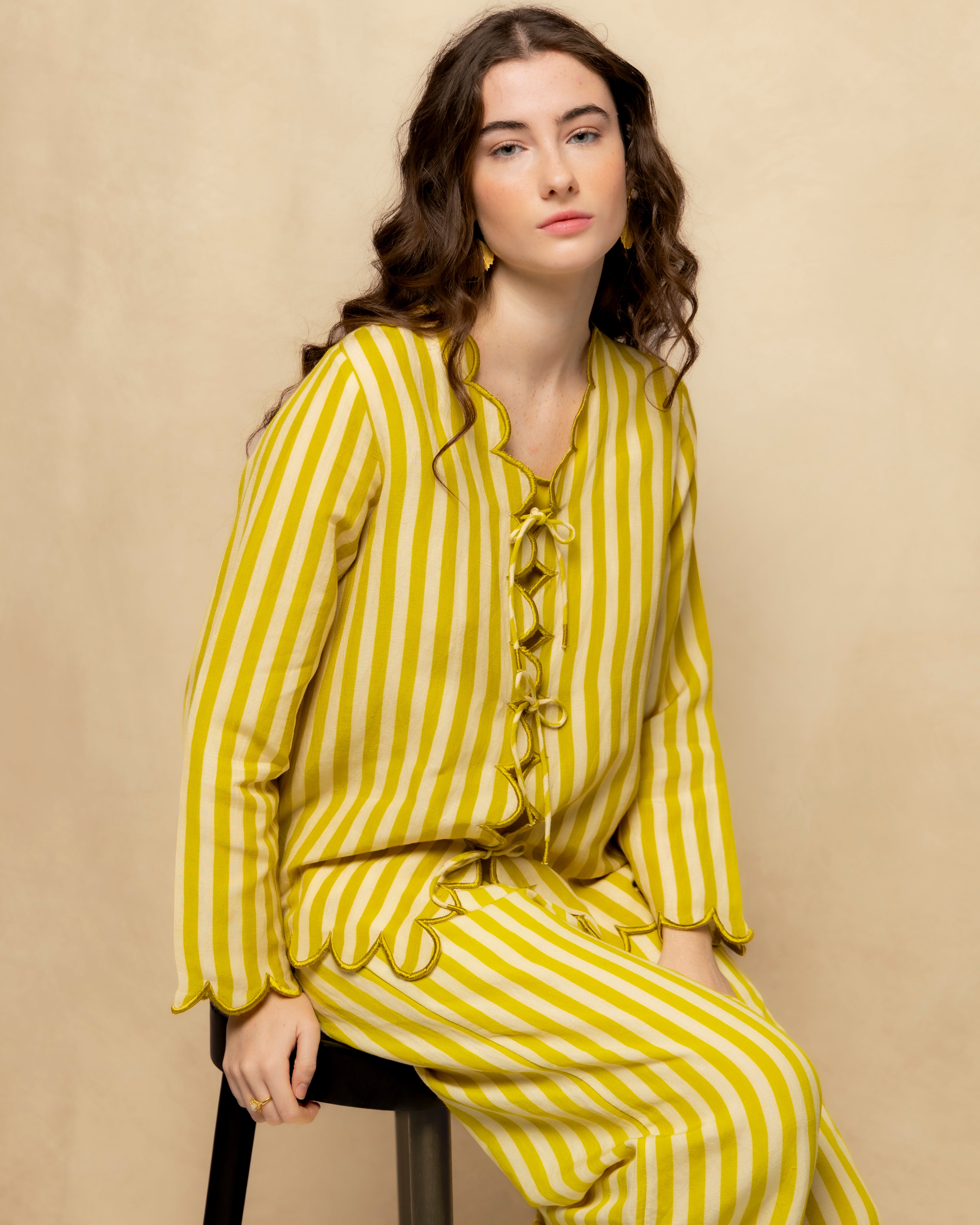 Imagem 0 de Blusa Às Riscas com Decote Lace Up e Manga Comprida