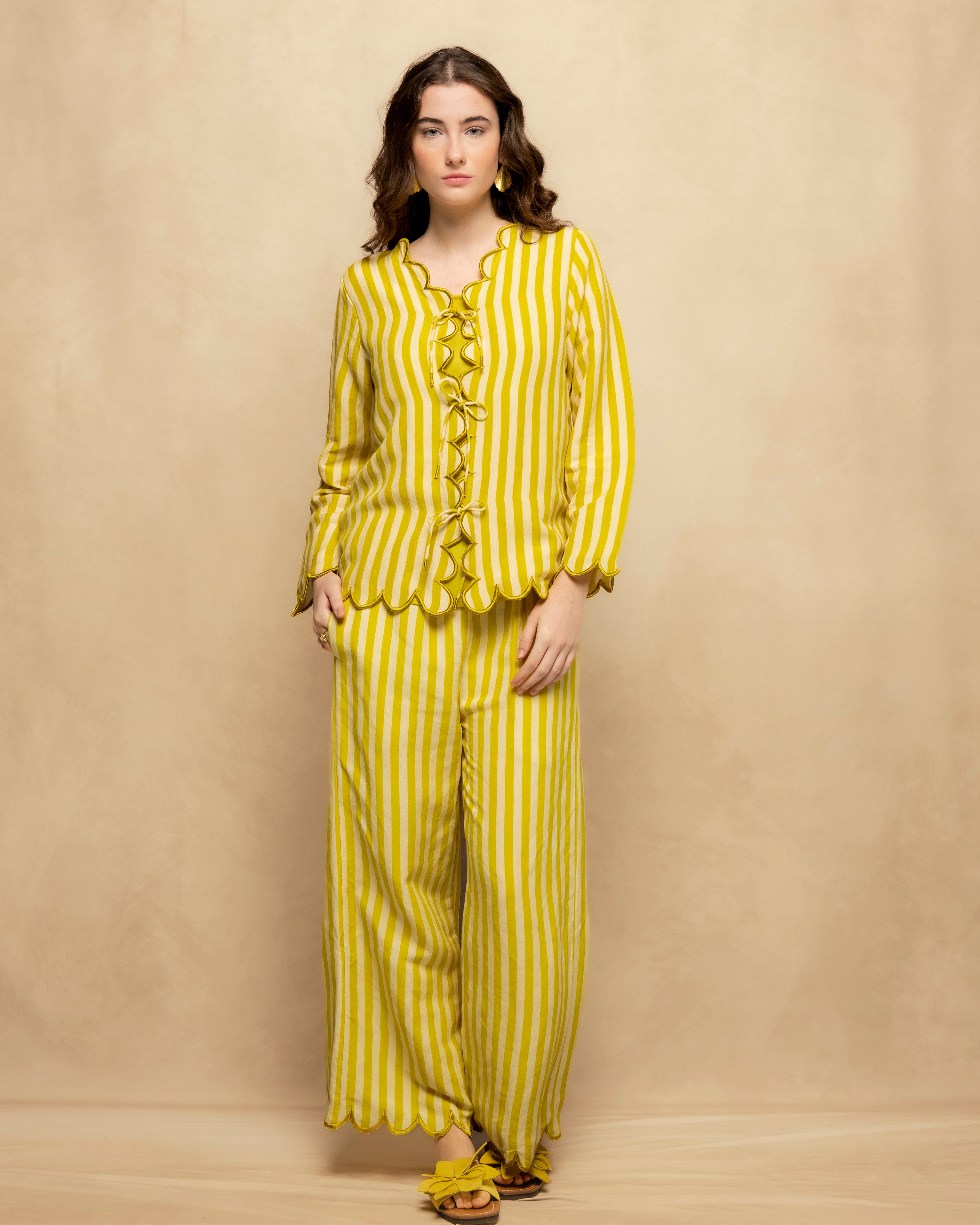 Blusa Às Riscas com Decote Lace Up e Manga Comprida Amarelo-3