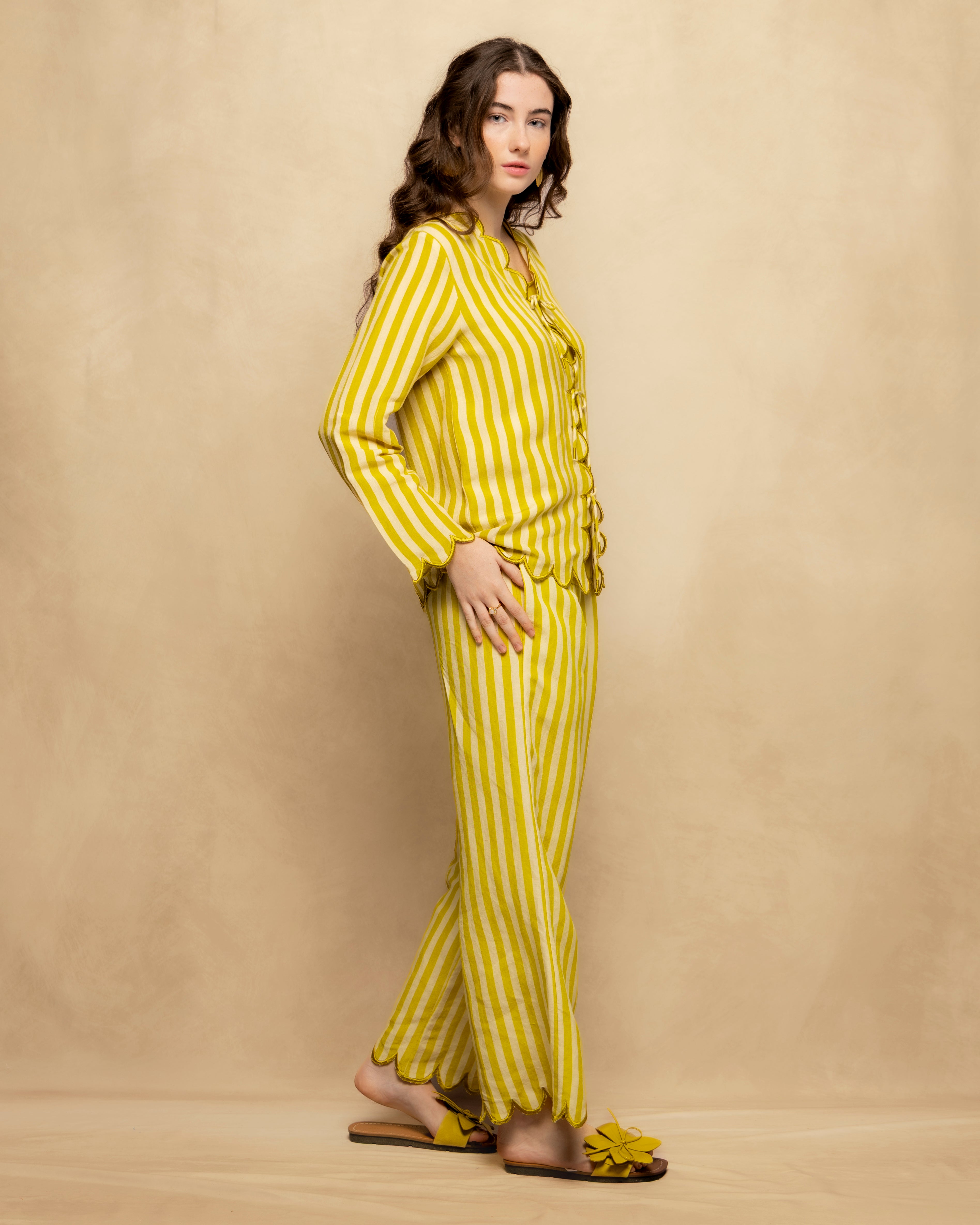 Blusa Às Riscas com Decote Lace Up e Manga Comprida Amarelo-4