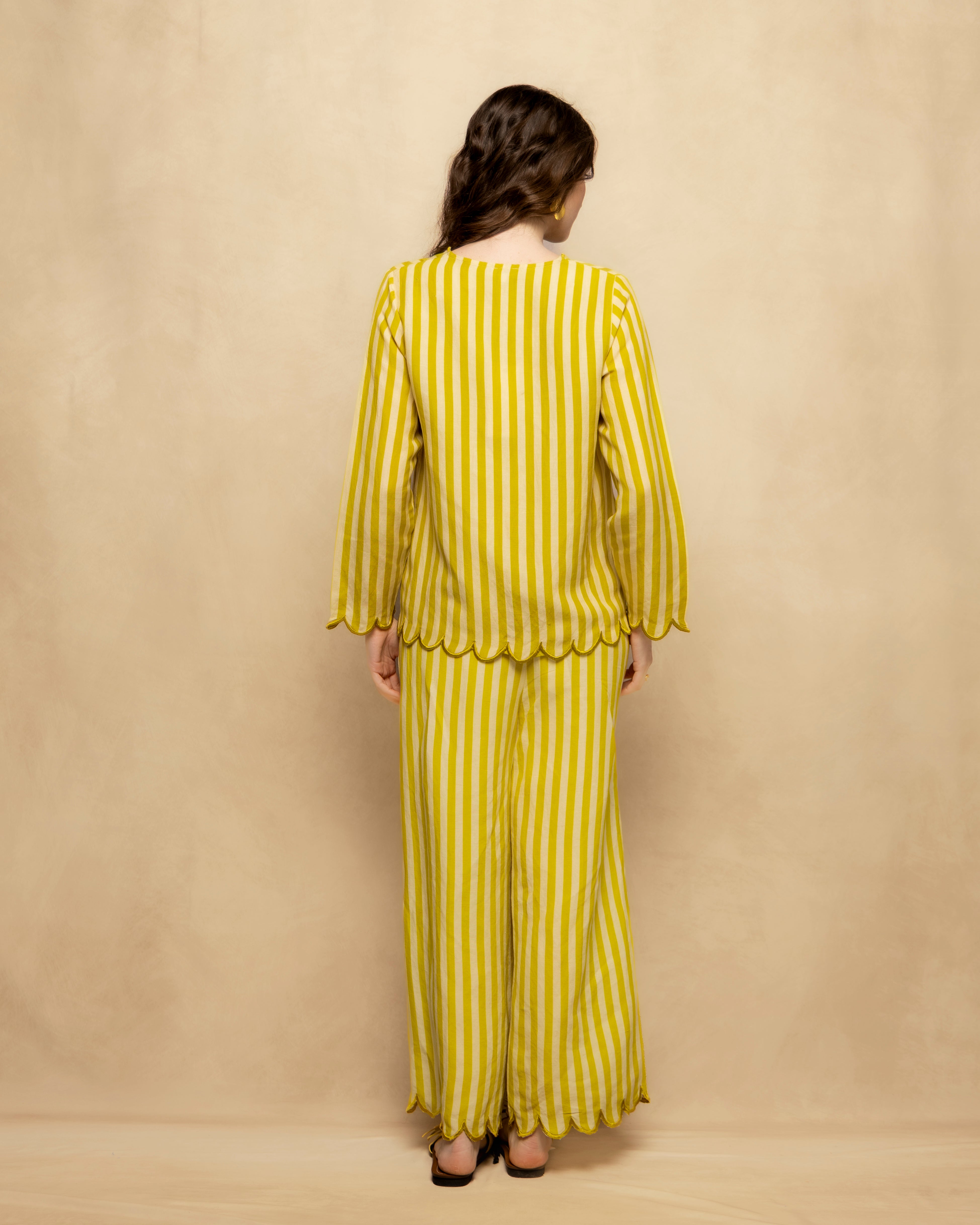 Blusa Às Riscas com Decote Lace Up e Manga Comprida Amarelo-5