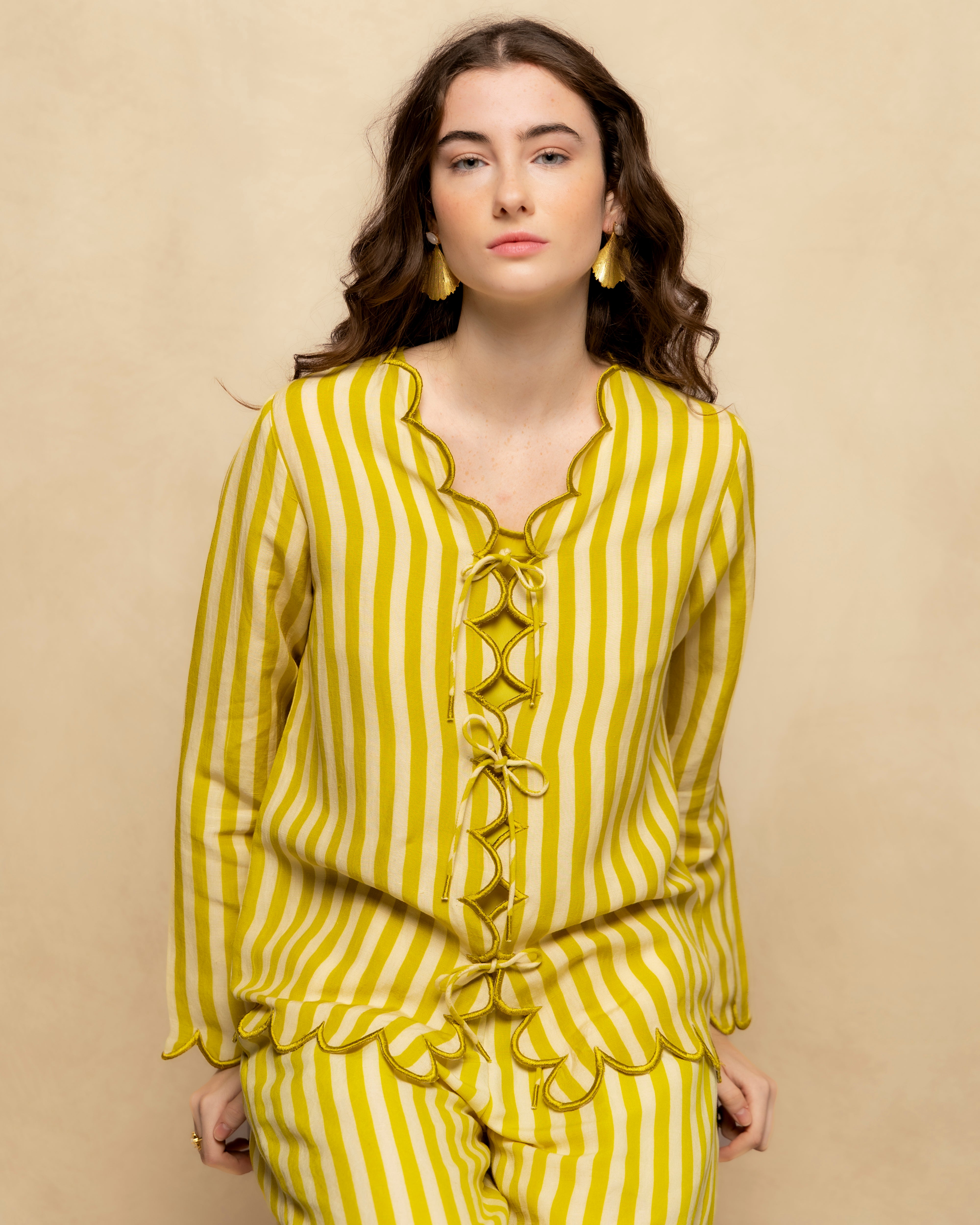 Blusa Às Riscas com Decote Lace Up e Manga Comprida Amarelo-7