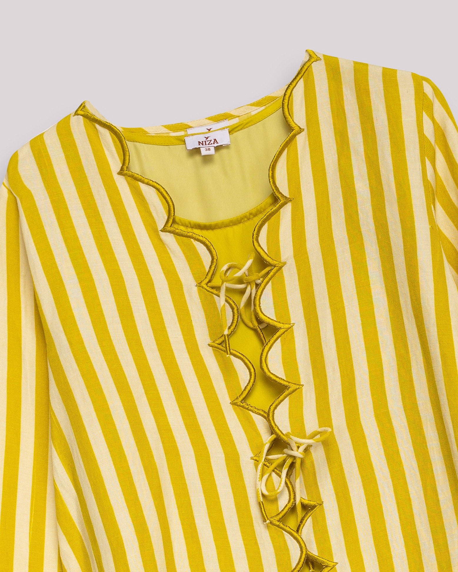 Blusa Às Riscas com Decote Lace Up e Manga Comprida Amarelo-10