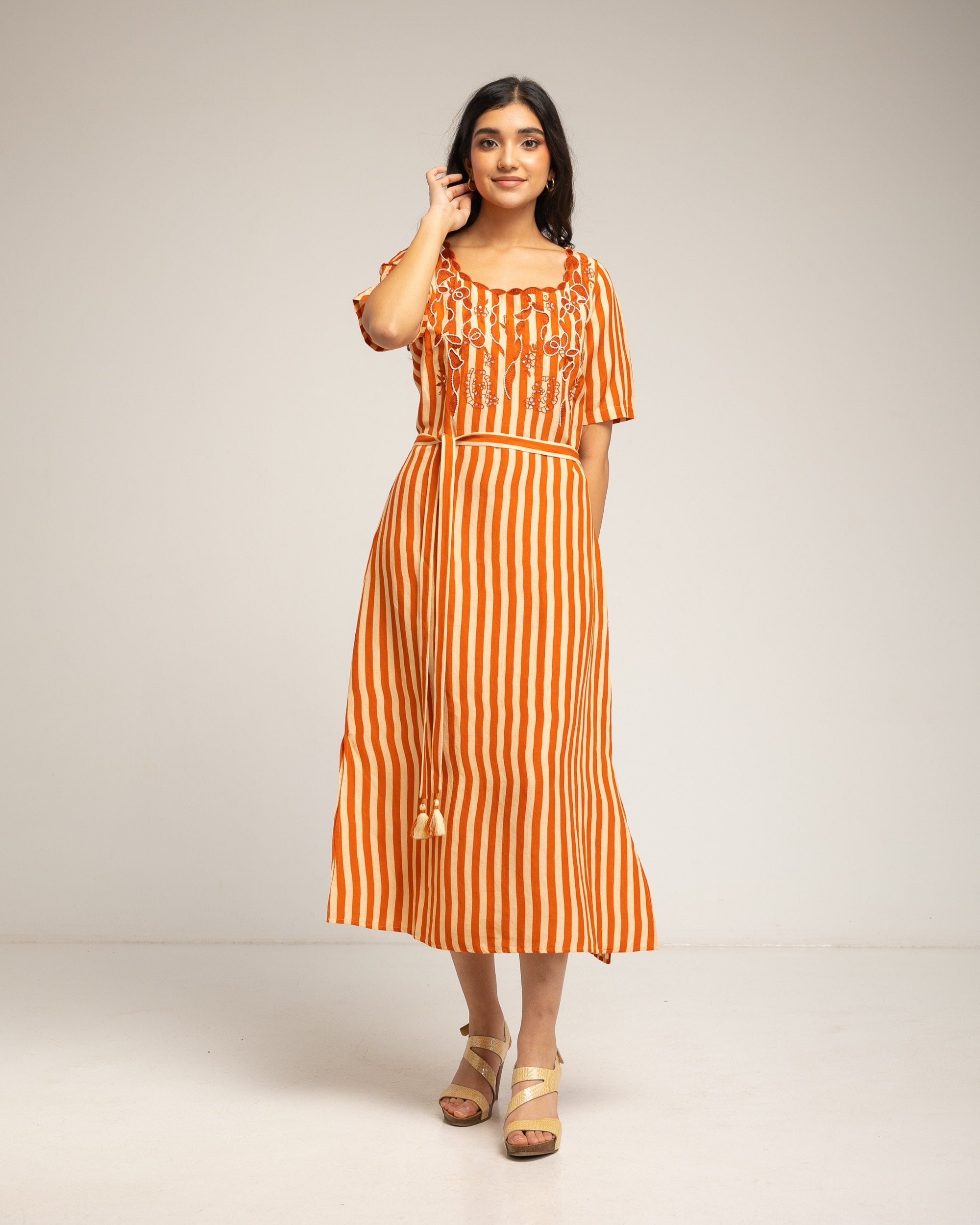 Vestido Midi Às Riscas Verticais com Decote Bordado e Laçada Laranja-1