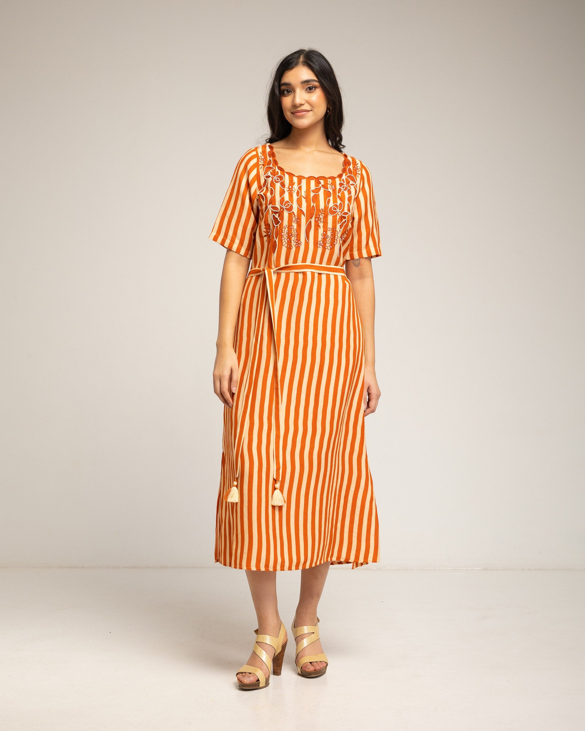 Vestido Midi Às Riscas Verticais com Decote Bordado e Laçada Laranja-2