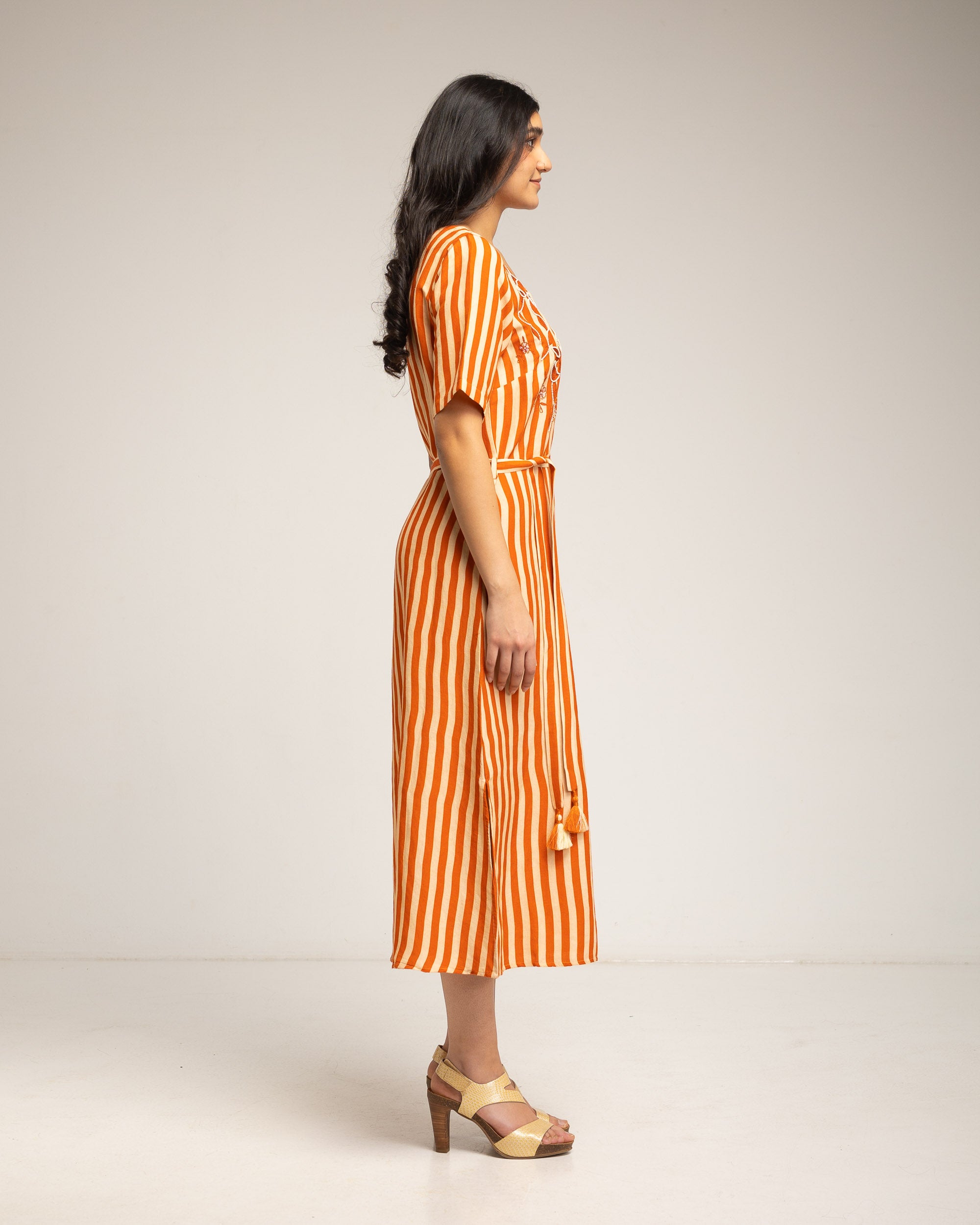Vestido Midi Às Riscas Verticais com Decote Bordado e Laçada Laranja-3