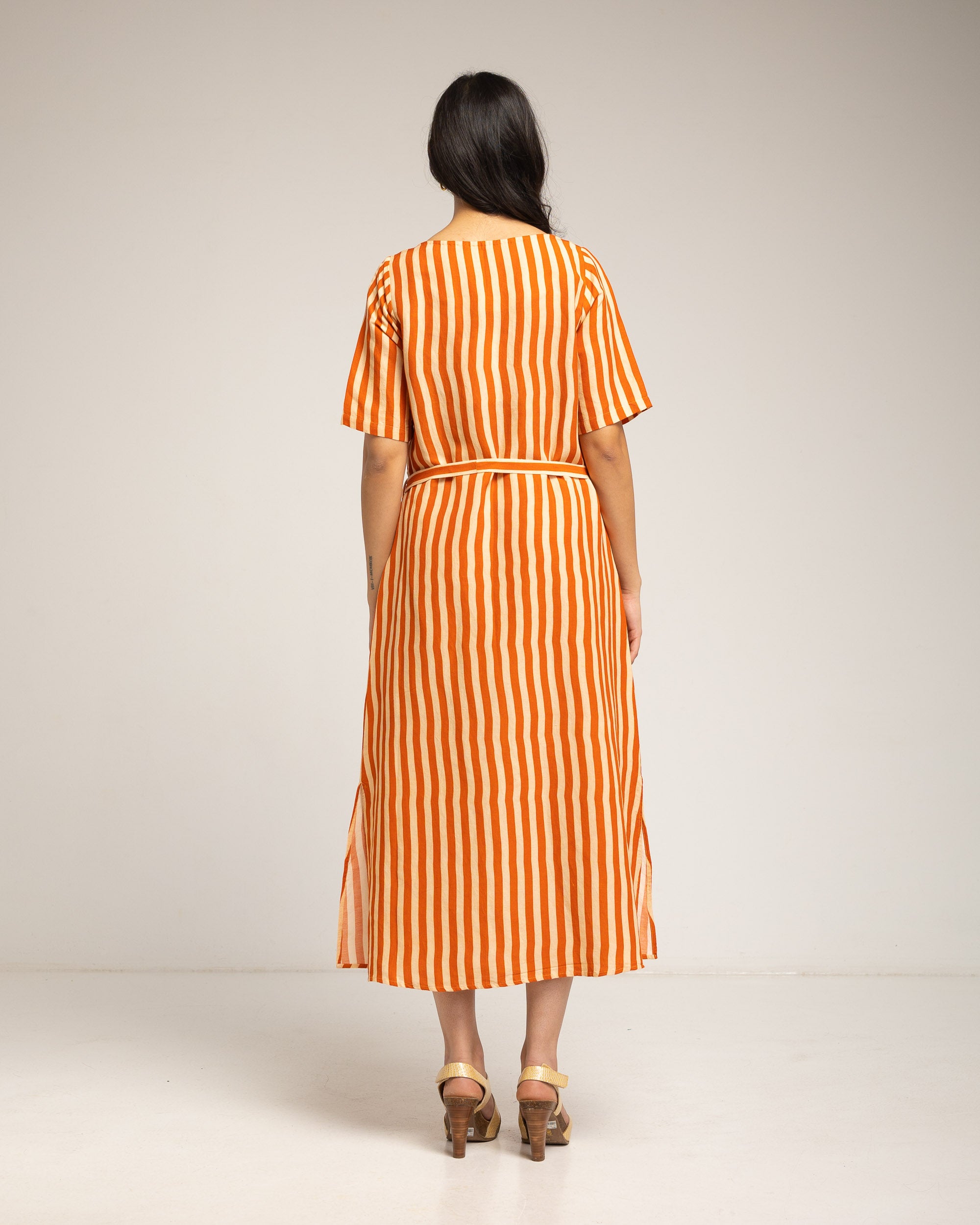 Vestido Midi Às Riscas Verticais com Decote Bordado e Laçada Laranja-4
