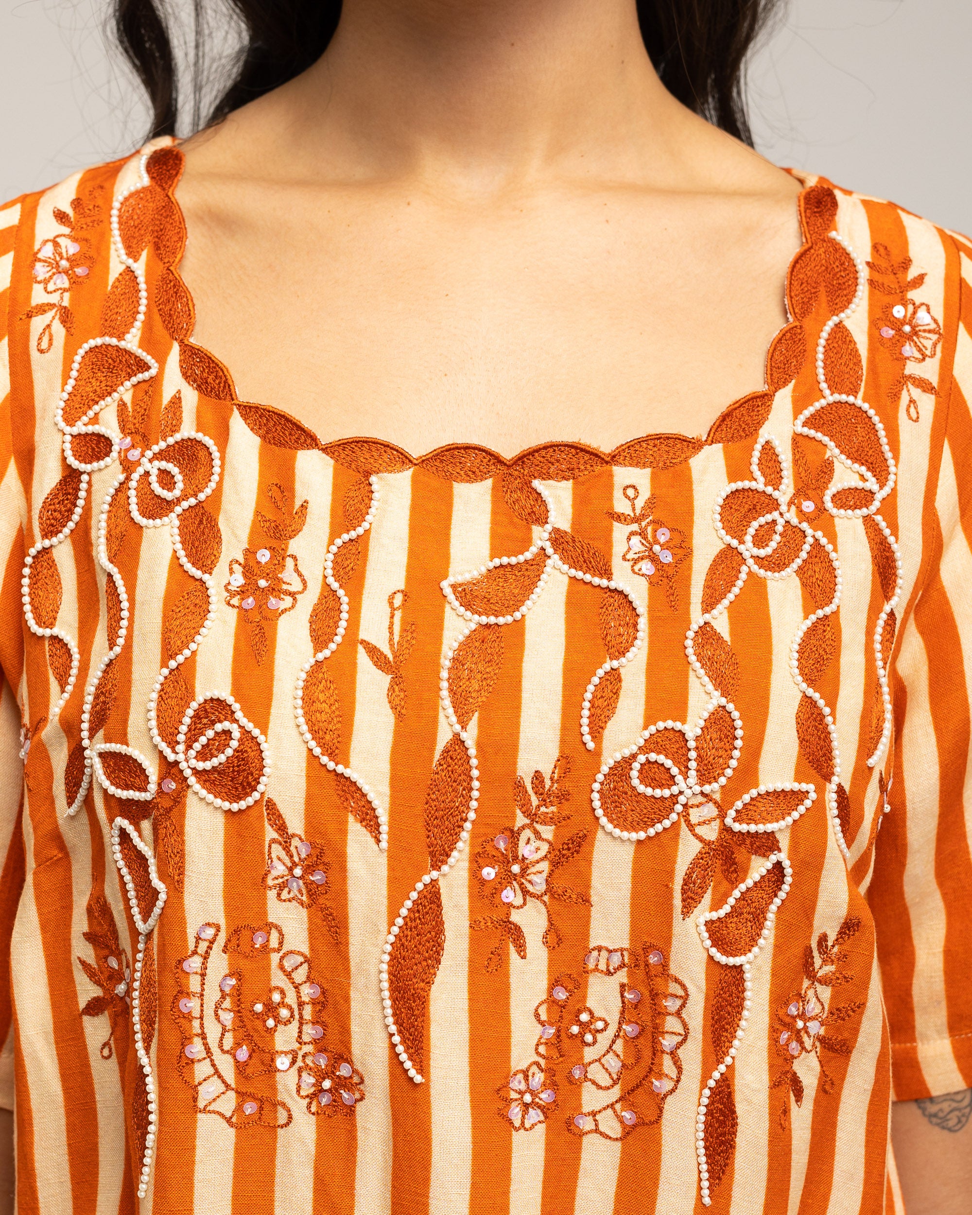 Vestido Midi Às Riscas Verticais com Decote Bordado e Laçada Laranja-5