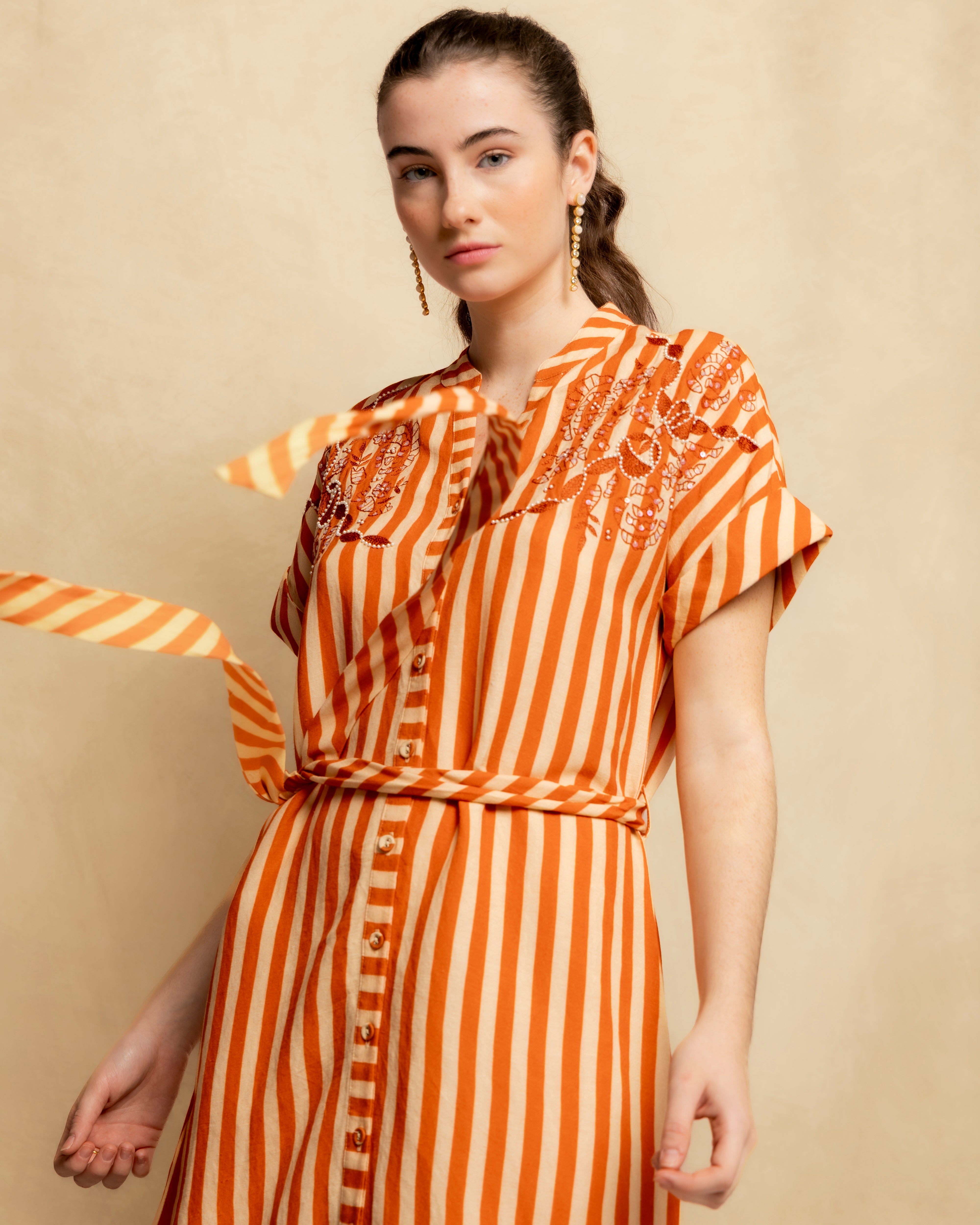 Vestido Midi Tipo Camisa Às Riscas com Bordado Frontal Laranja-2