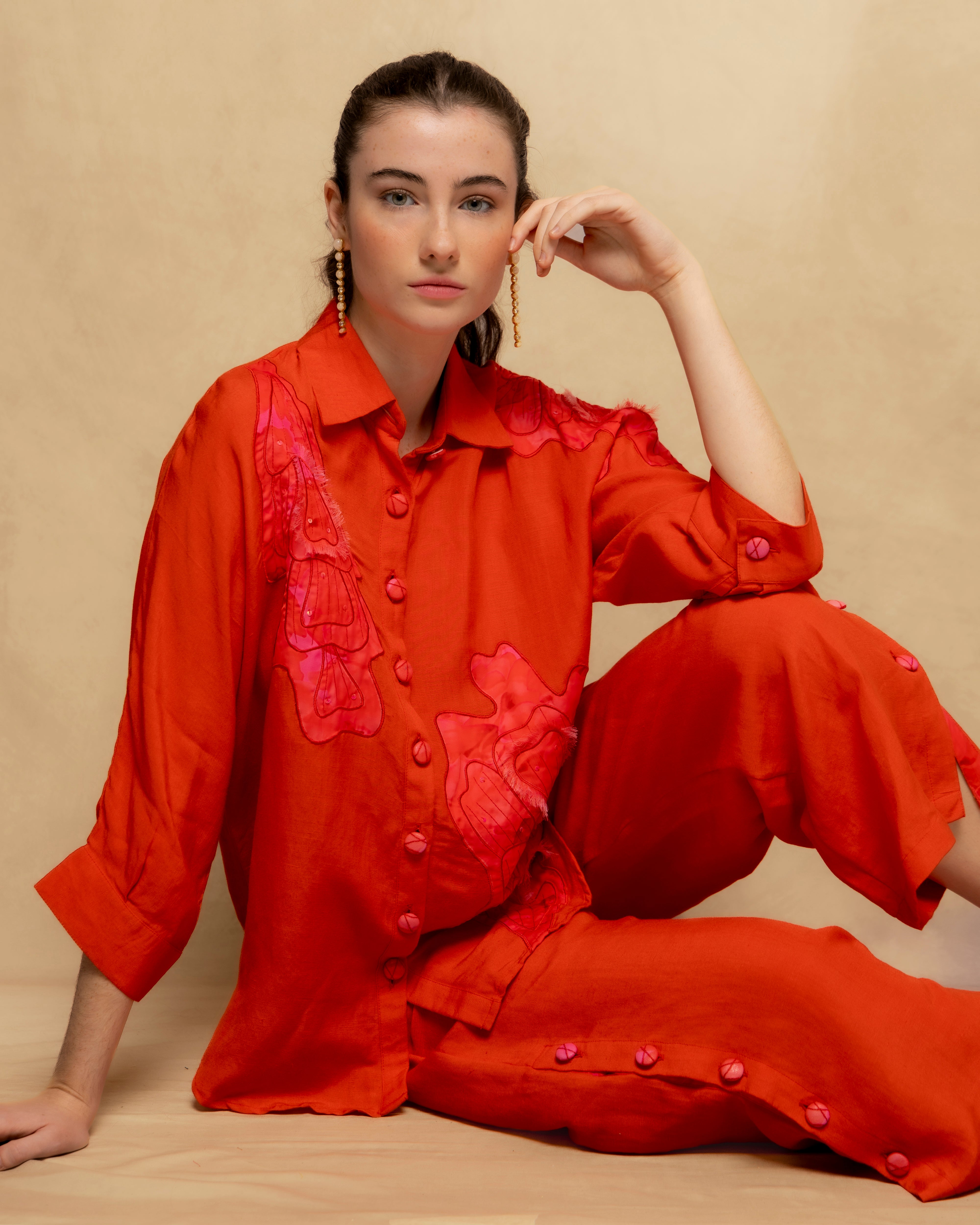 Imagem 0 de Camisa Ampla com Aplicações Decorativas