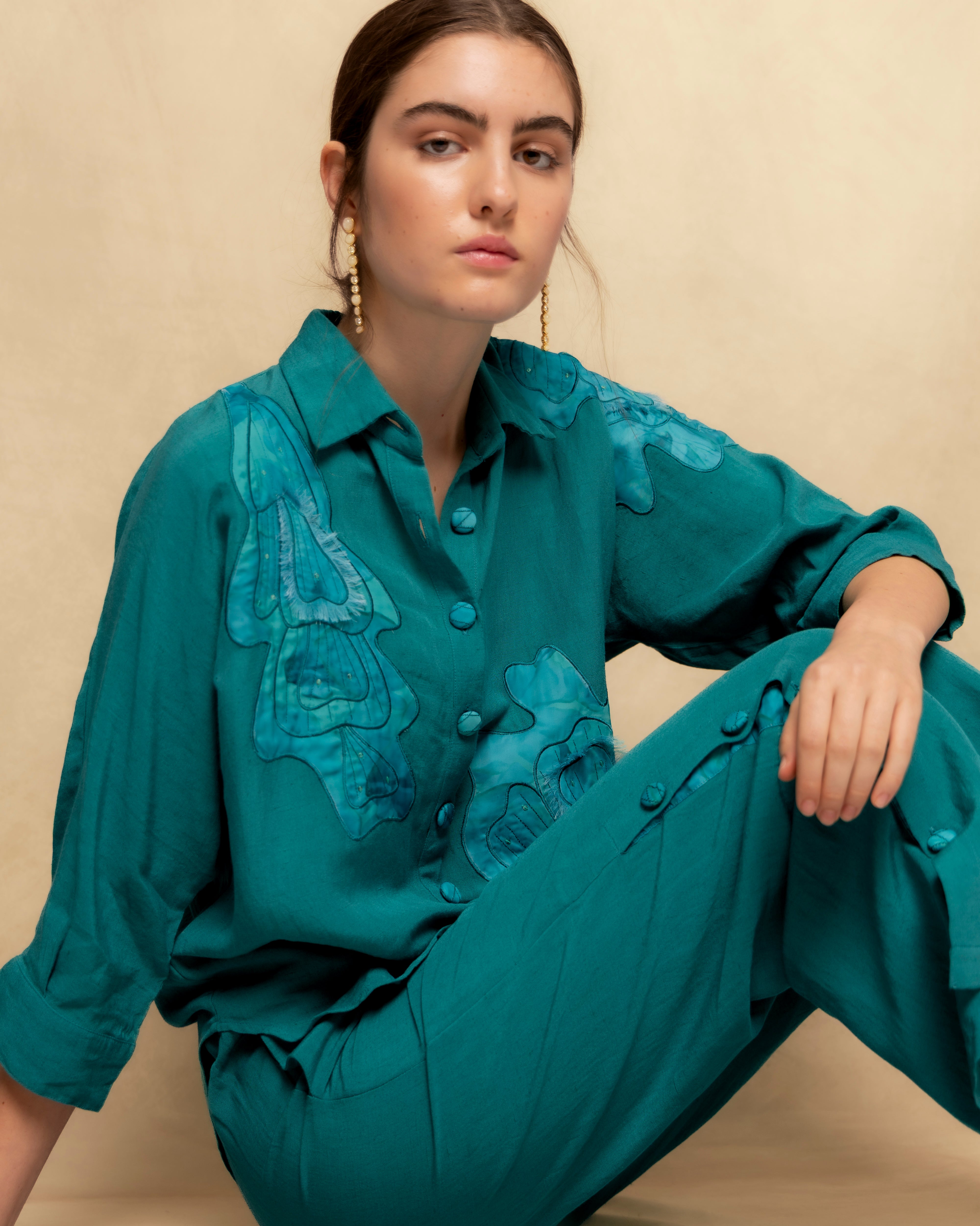 Imagem 0 de Blusa Fluída com Botões e Aplicações Bordadas