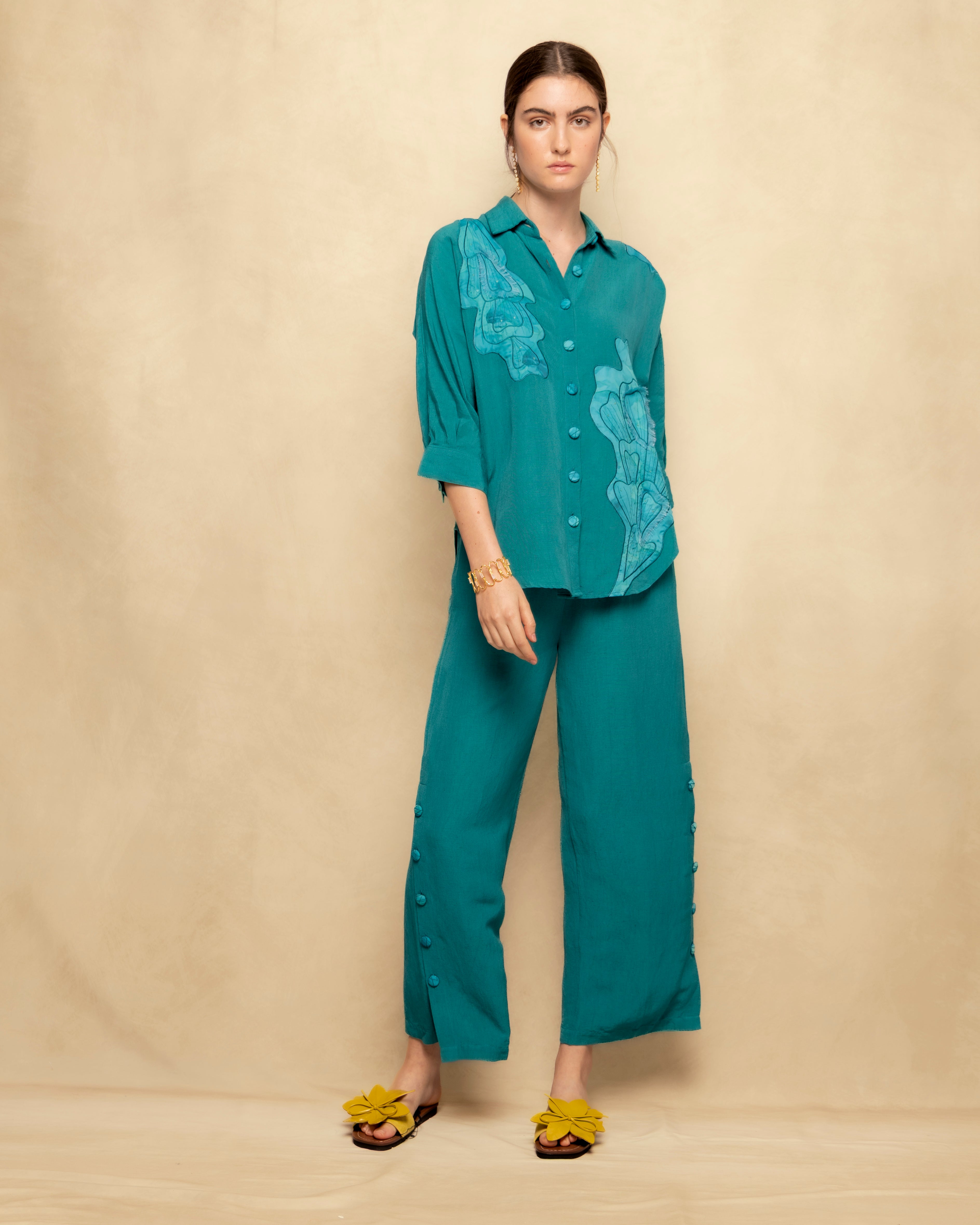 Blusa Fluída com Botões e Aplicações Bordadas Turquesa-3