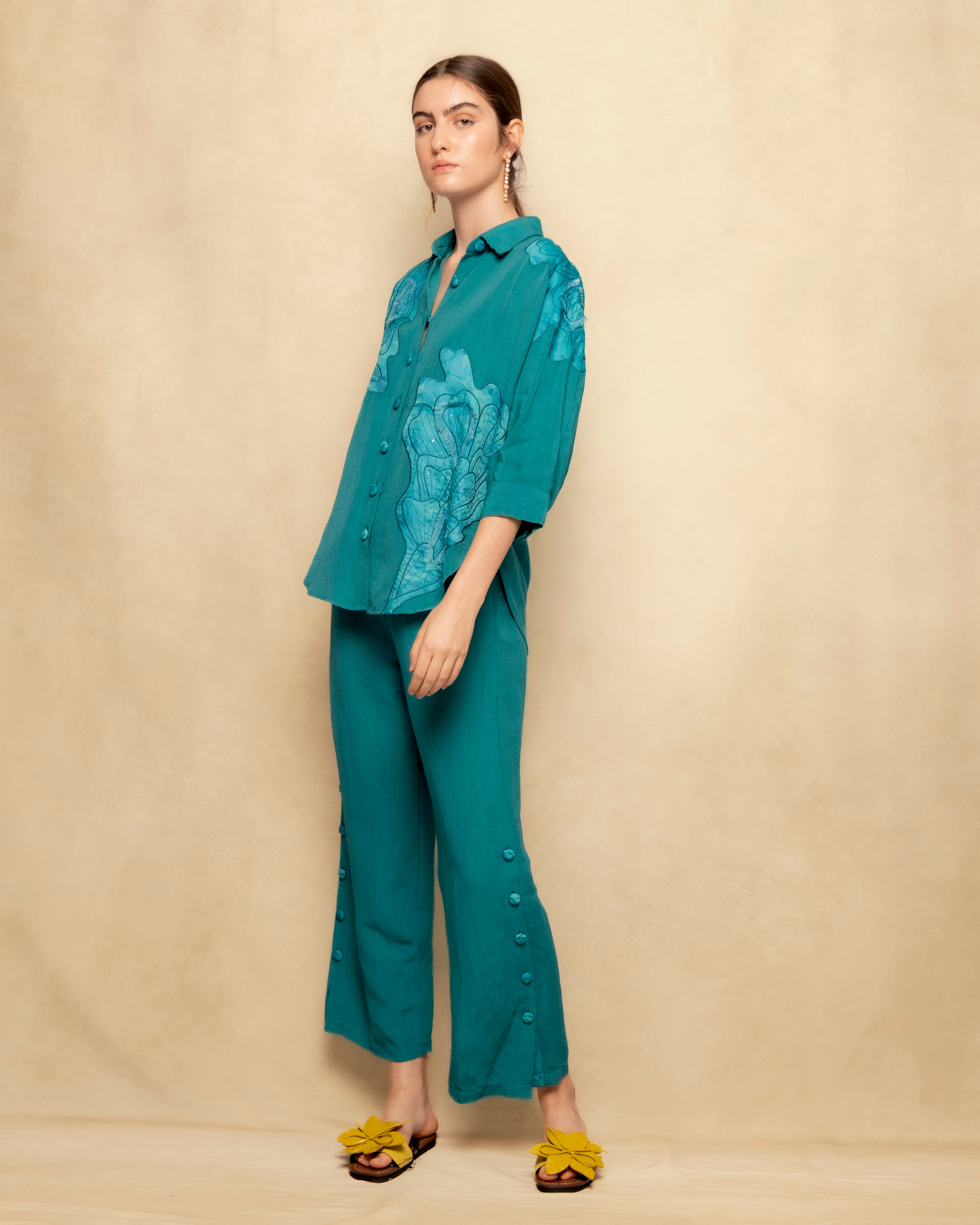 Blusa Fluída com Botões e Aplicações Bordadas Turquesa-5