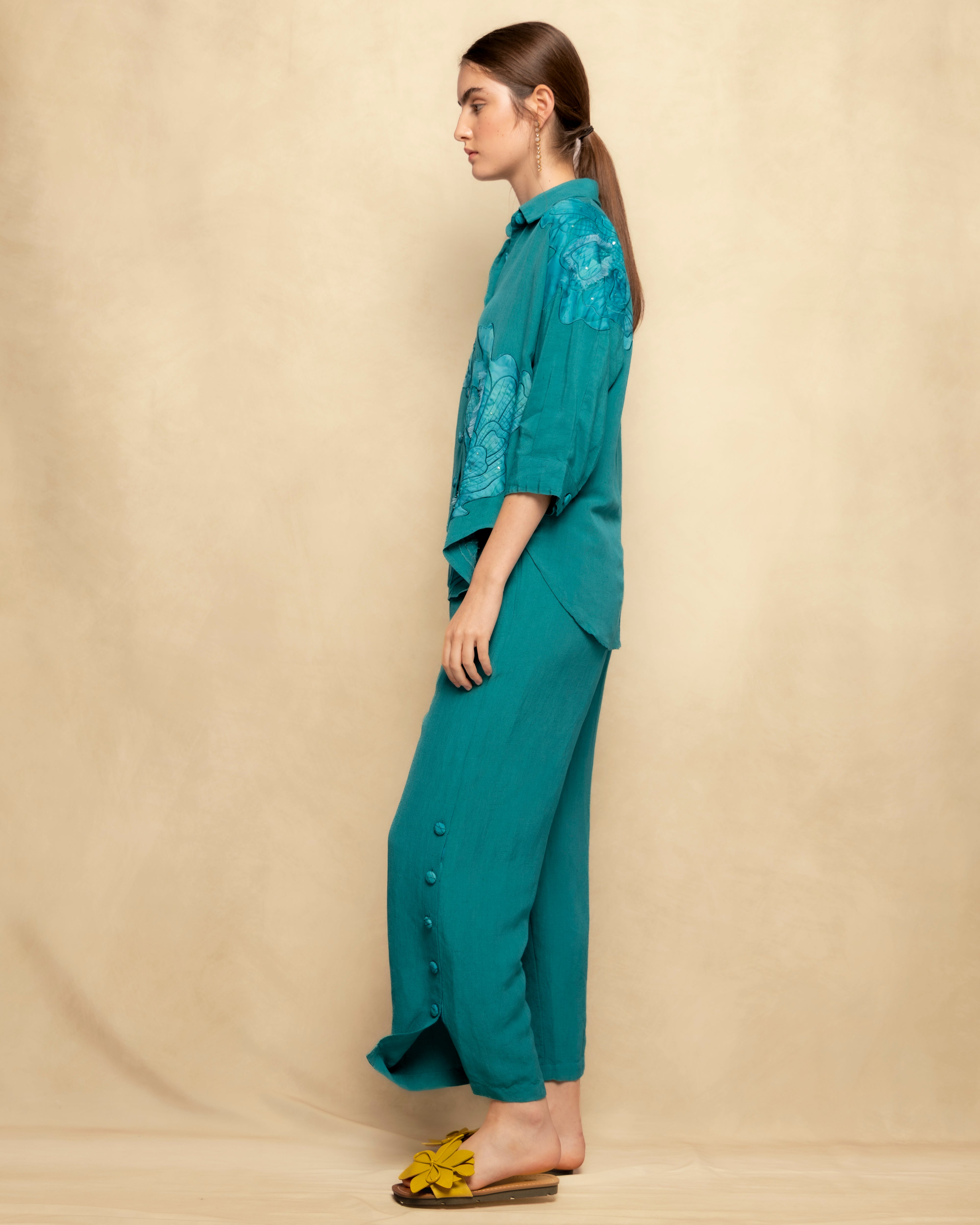 Blusa Fluída com Botões e Aplicações Bordadas Turquesa-6