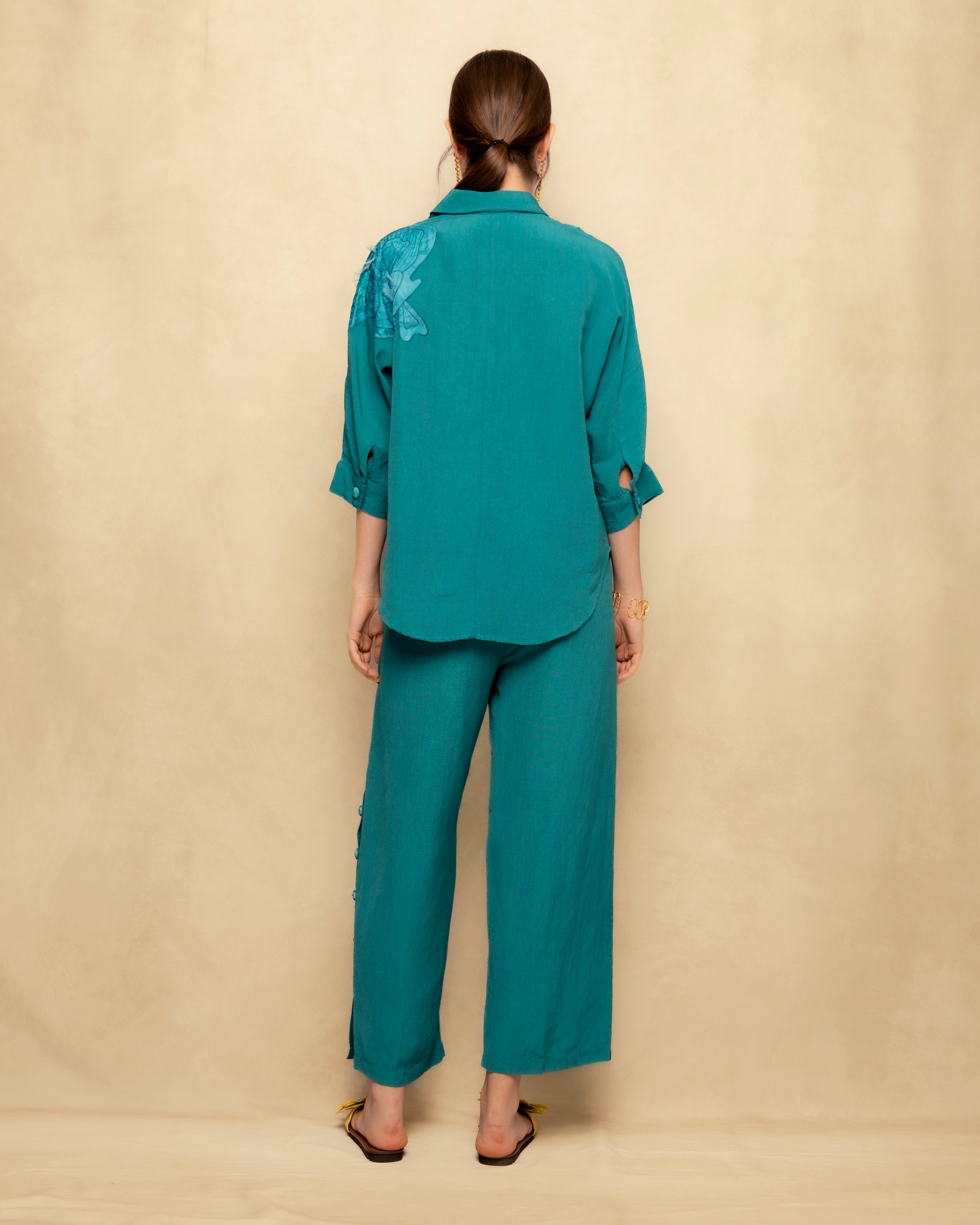 Blusa Fluída com Botões e Aplicações Bordadas Turquesa-7