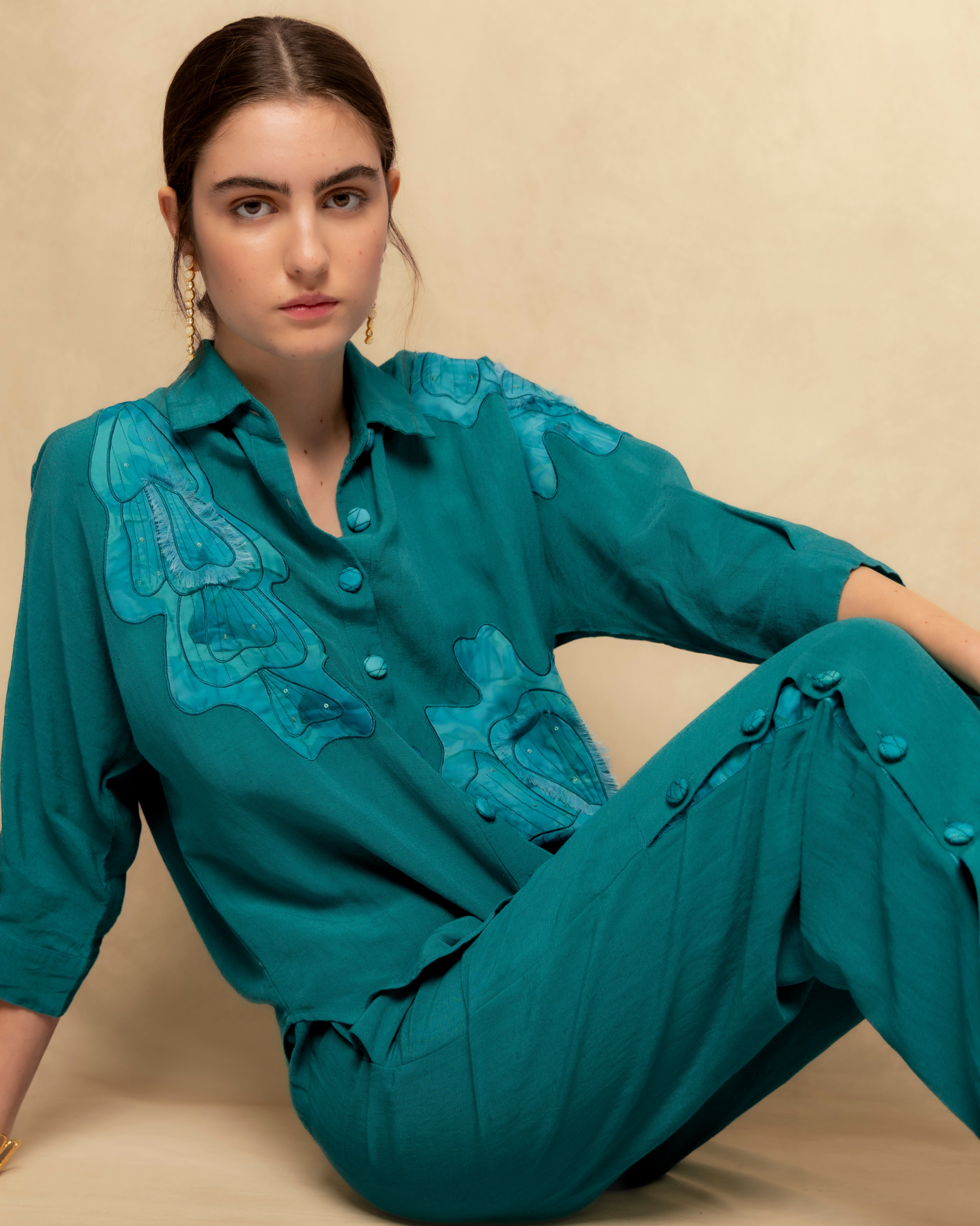 Blusa Fluída com Botões e Aplicações Bordadas Turquesa-8