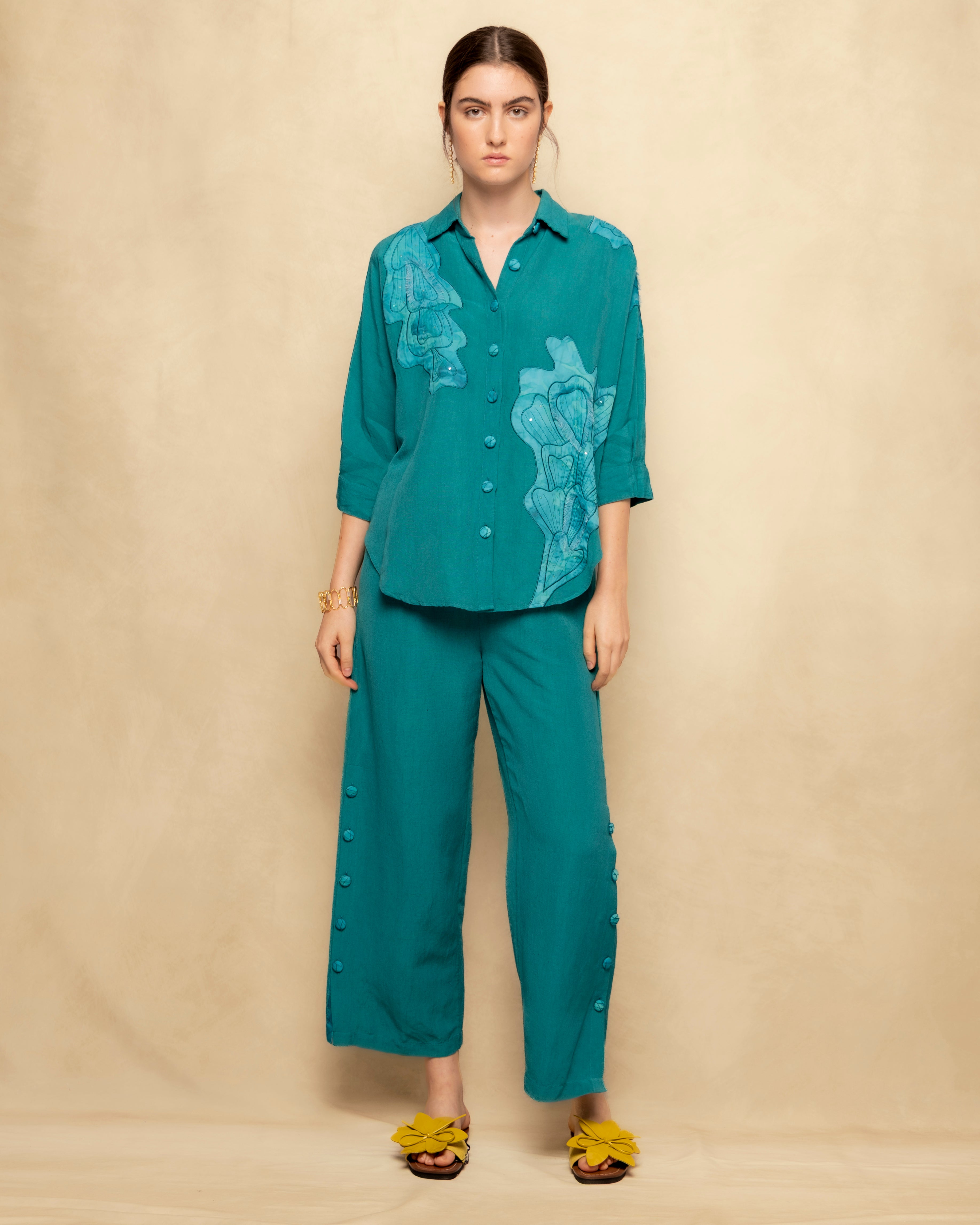 Blusa Fluída com Botões e Aplicações Bordadas Turquesa-9