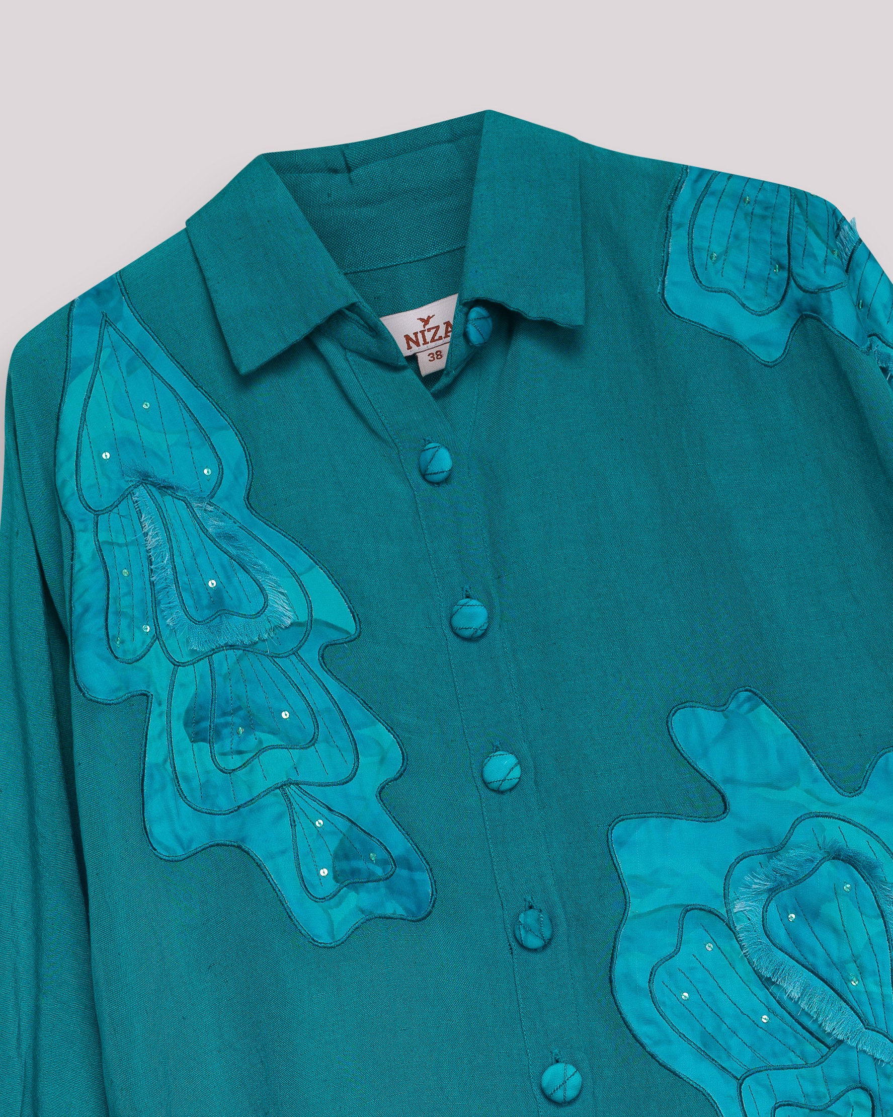 Blusa Fluída com Botões e Aplicações Bordadas Turquesa-11