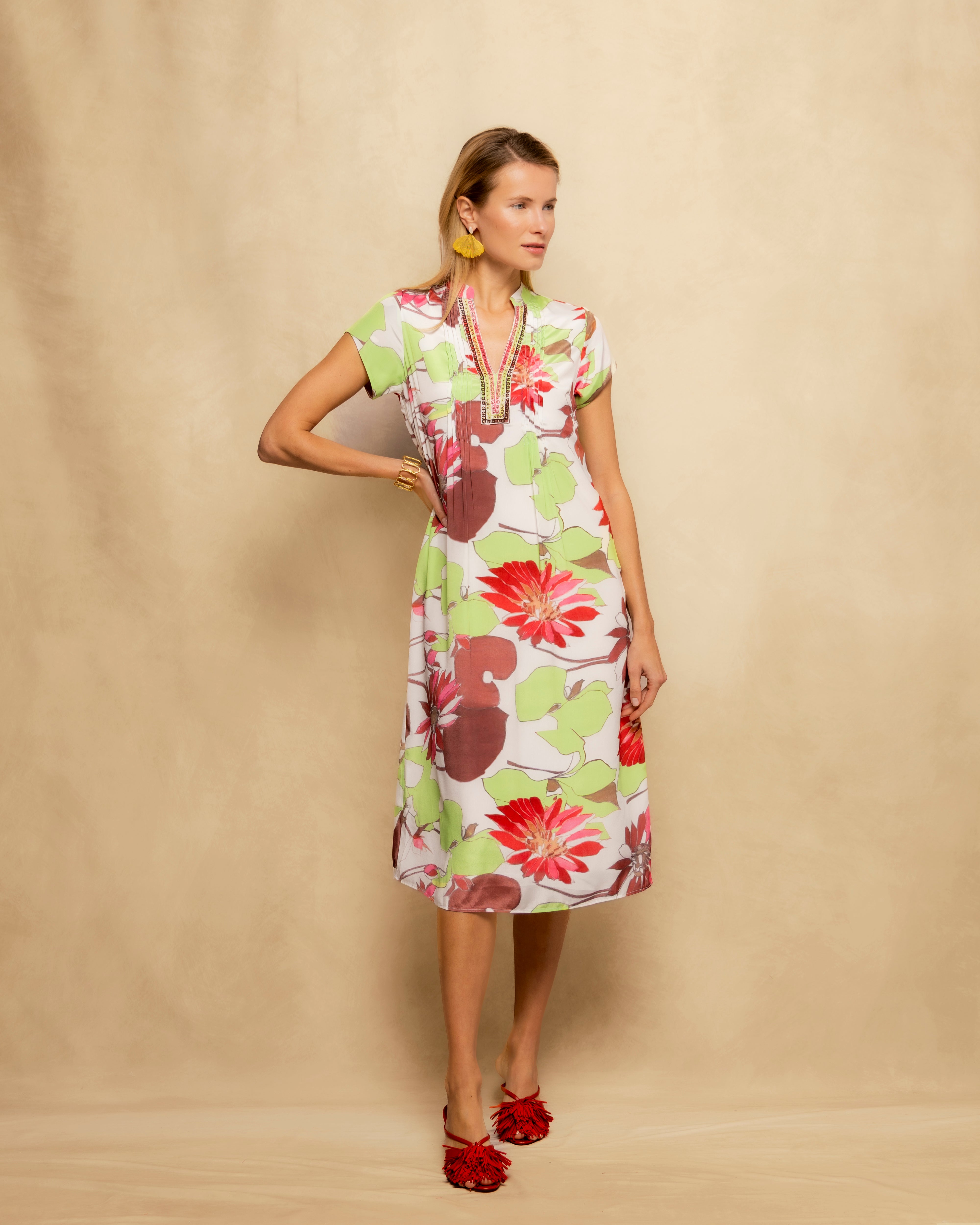 Imagem 0 de Vestido Midi Estampado com Decote em V e Manga Curta