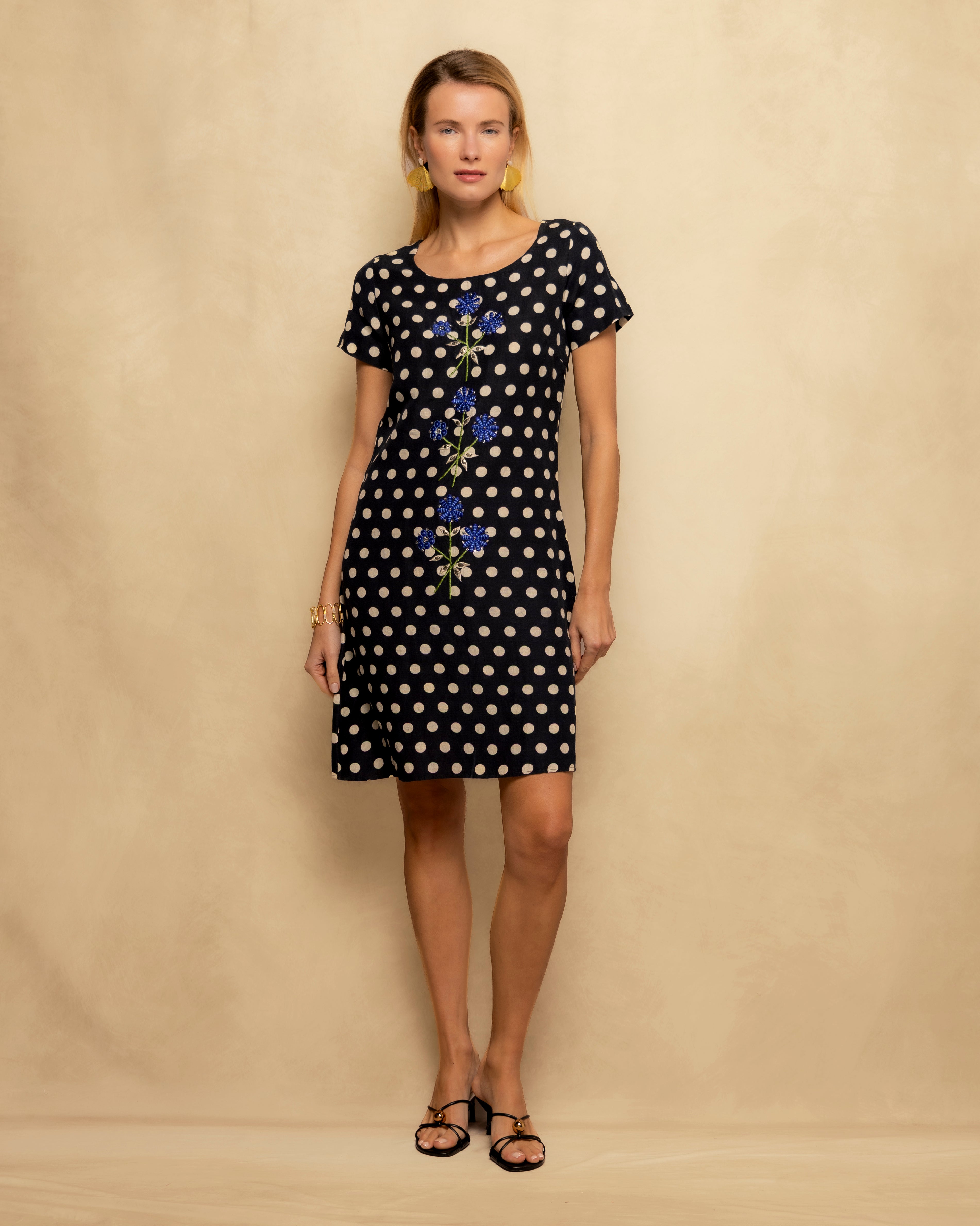 Vestido Curto com Corte a Direito e Estampado de Bolinhas e Bordado Central Preto-1